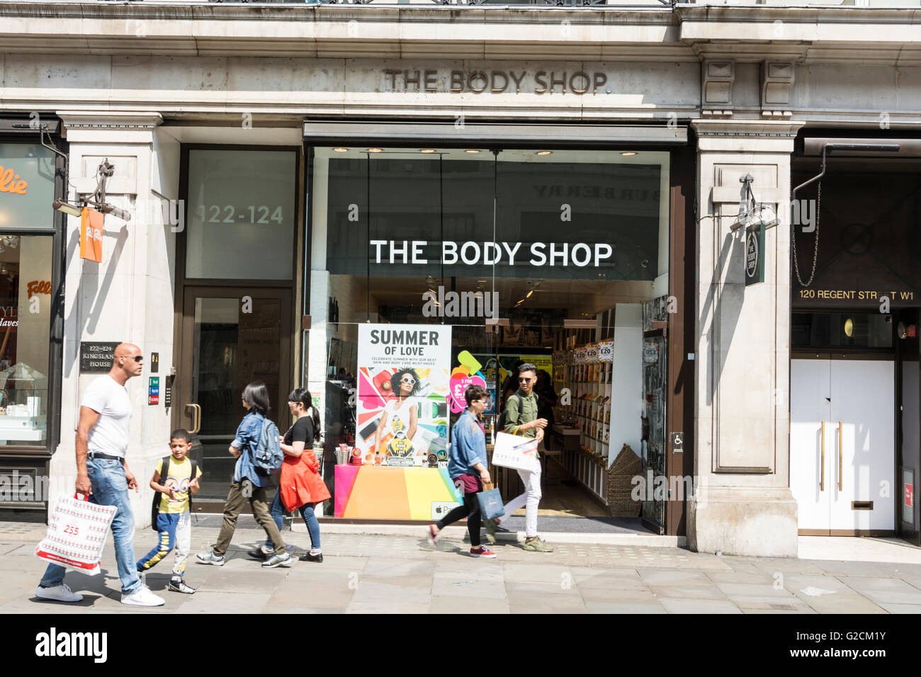 Käufer Pass vor dem Body Shop auf der Regent Street in London, Großbritannien Stockfoto