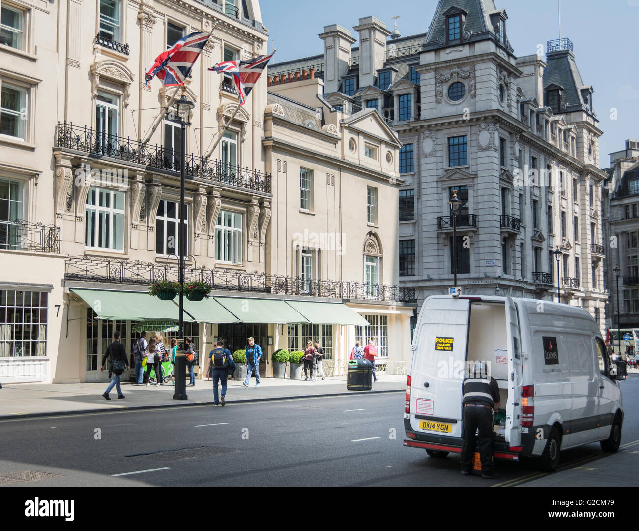 Eine Sicherheit van entladen wird in central London, England, UK Stockfoto