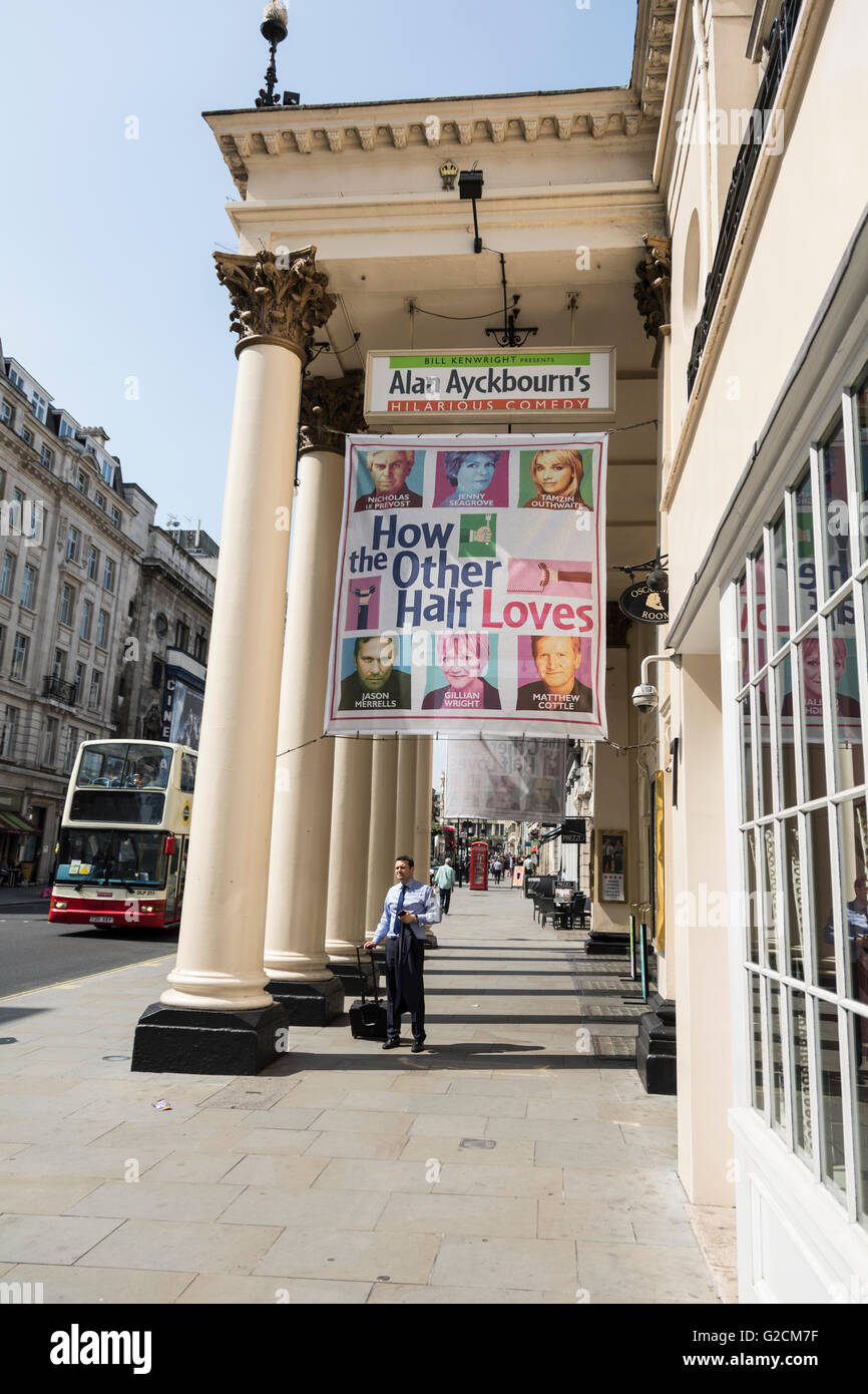 Alan Aykbourns "wie die andere Hälfte liebt" in The Theatre Royal, Haymarket, London, UK Stockfoto