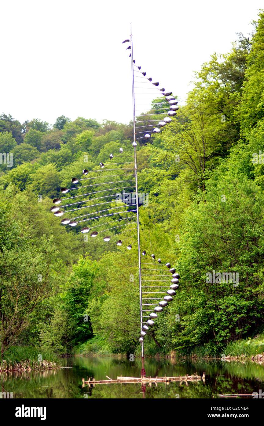 Kunstwerk aus Edelstahl auf einer Strecke von Wasser große Löffel darstellt. Stockfoto