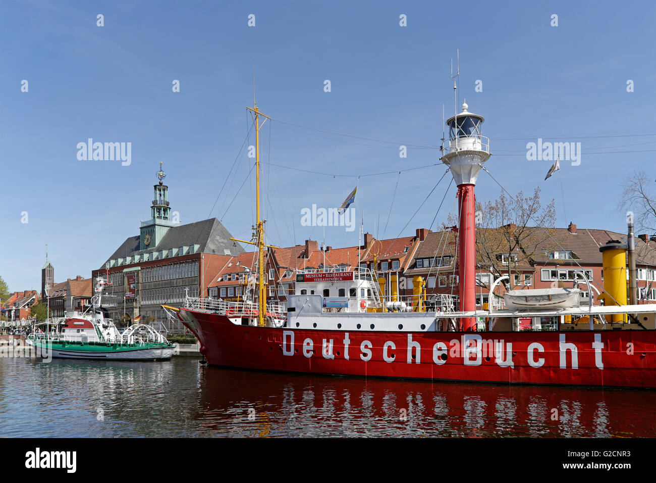 Ratsdelft mit Rathaus und Feuerschiff, Emden, Ostfriesland, Niedersachsen, Deutschland Stockfoto