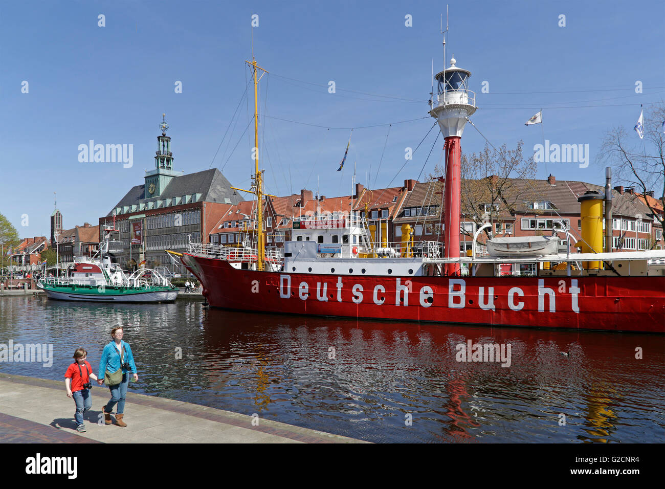 Ratsdelft mit Rathaus und Feuerschiff, Emden, Ostfriesland, Niedersachsen, Deutschland Stockfoto