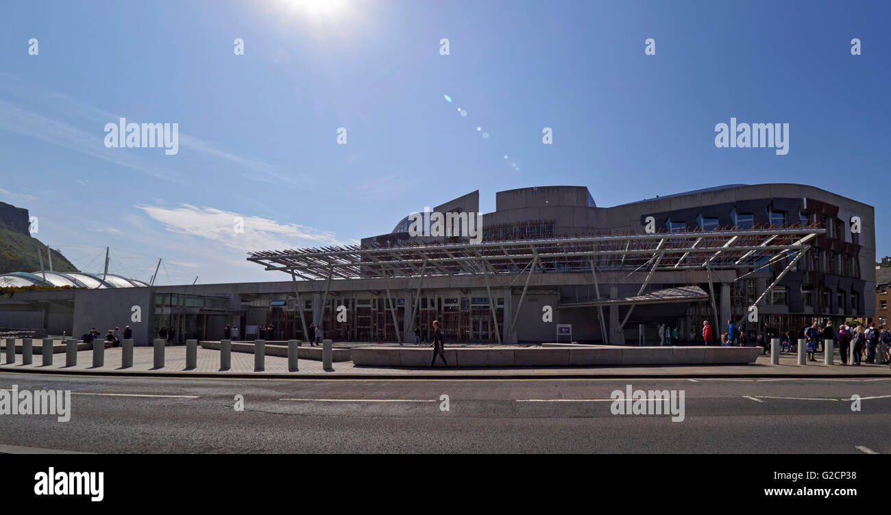 Schottische Parlament Gebäude Edinburgh Holyrood am Fuße des Canongate und die Royal Mile neben Salisbury Crags Stockfoto