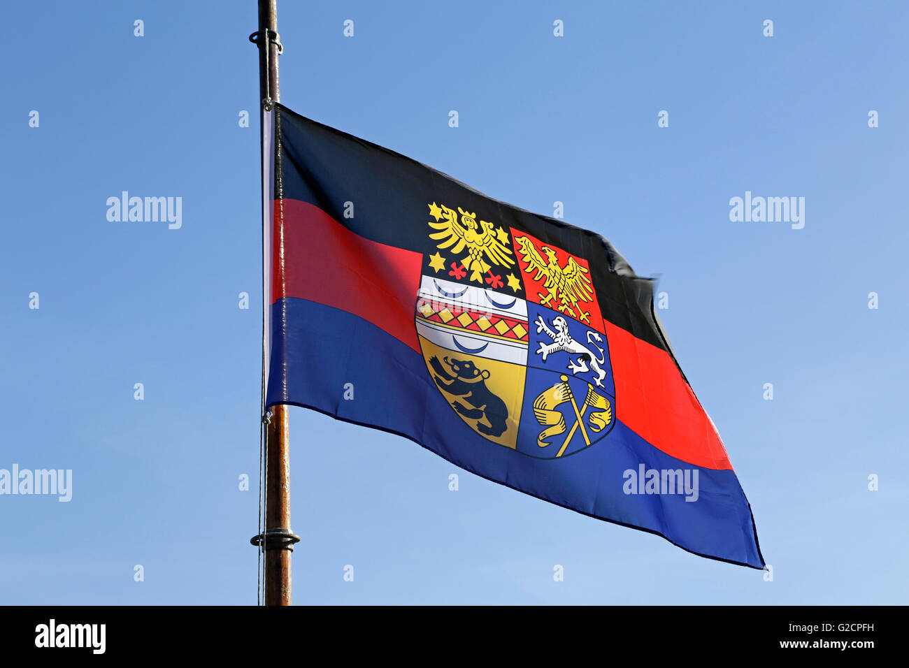 East Frisian Flag mit Wappen, Krummhoern, Ostfriesland, Greetsiel, Niedersachsen, Deutschland Stockfoto