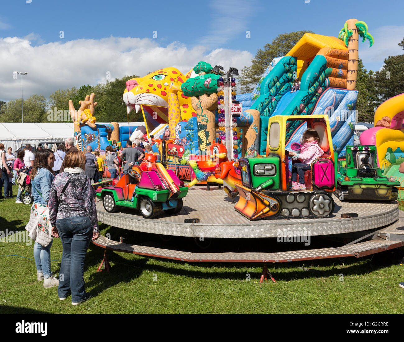 Kinder und Eltern beobachten an Kirmes, Abergavenny, Wales, UK Stockfoto