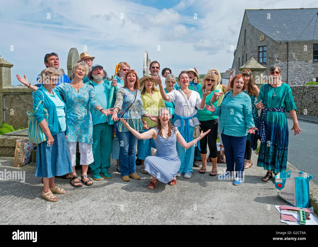 Eine Gemeinschaft Drama Gruppe singen auf der Straße in St.Just in Cornwall, England, UK Stockfoto