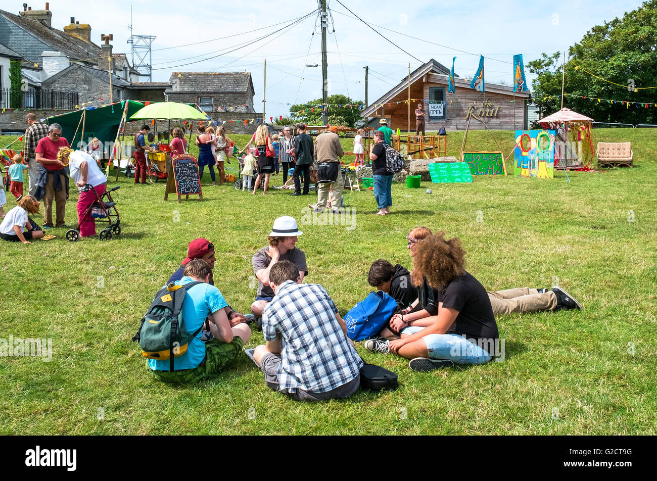 Teenager-Jungen sitzen auf dem Dorfanger, St.Just, Cornwall, England, UK Stockfoto