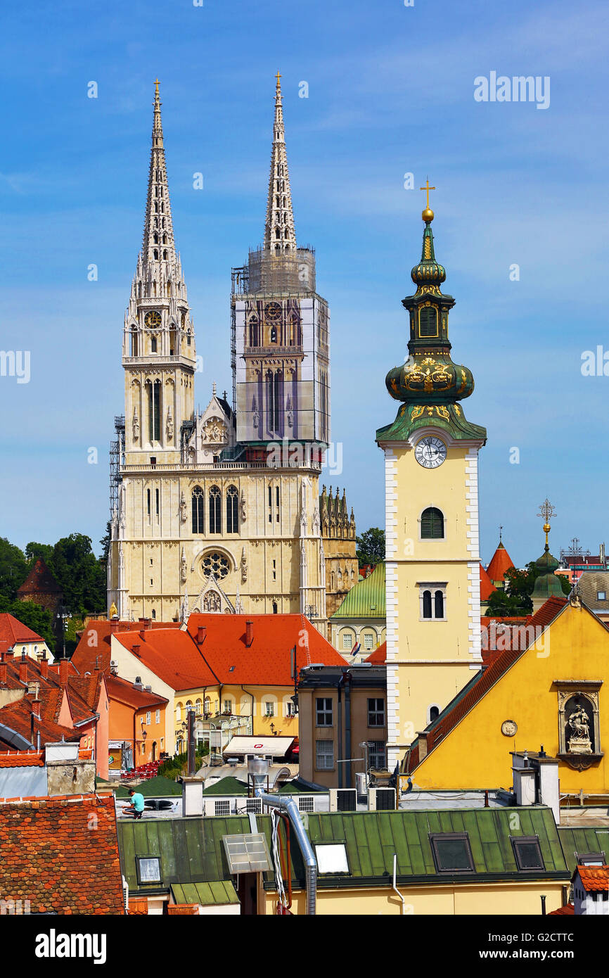 Allgemeine Stadt Skyline Blick auf Kathedrale von Zagreb mit Umbau Turm und der Turm der St. Marienkirche in Zagreb, Kroatien Stockfoto