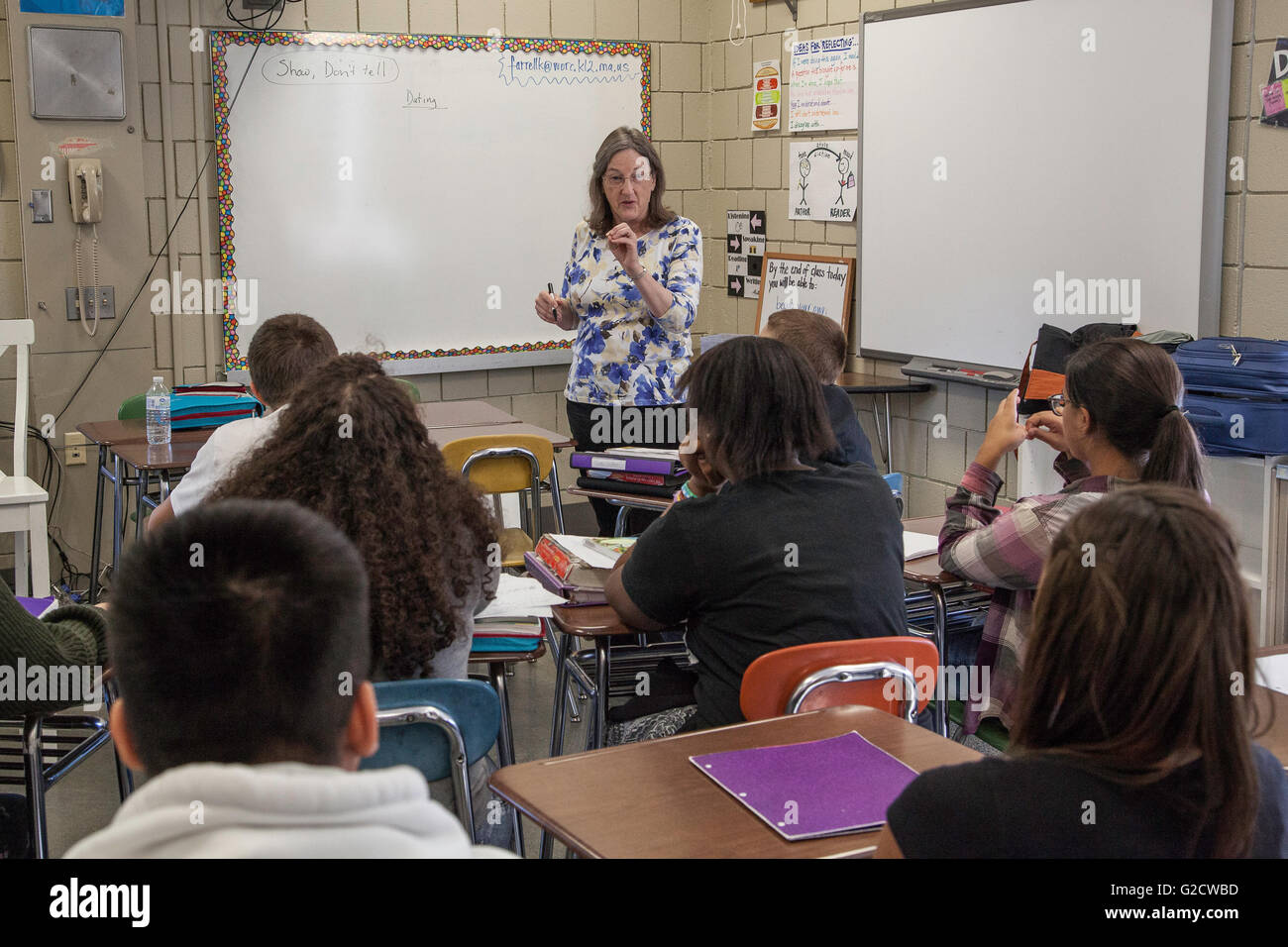 Lehrer im Unterricht mit den Schülerinnen und Schüler Stockfoto