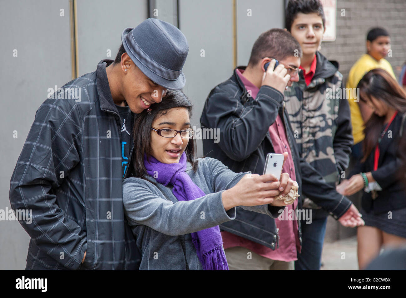 Jugendliche nehmen ein Selbstporträt mit ihrem Handy Stockfoto
