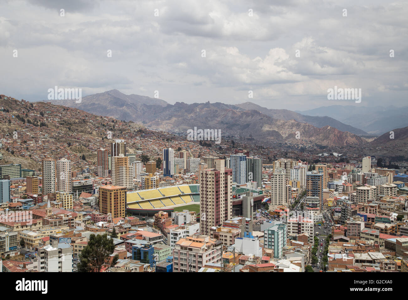 Luftaufnahme der Stadt La Paz in Bolivien an einem bewölkten Tag. Stockfoto
