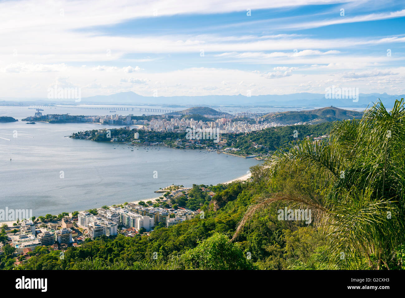 Malerischen Skyline der Stadt mit Blick auf Rio De Janeiro, Brasilien mit Niterói und Guanabara-Bucht Stockfoto