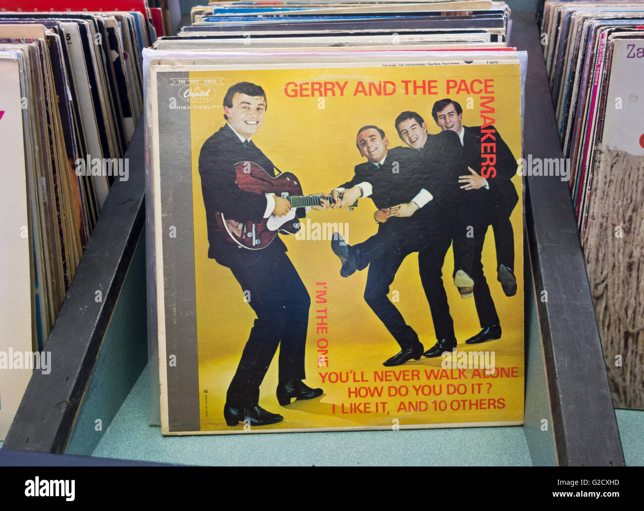 Stapel von Vinylplatten, darunter Gerry und das Pacemakers-Album: 'How do you like it'. Stockfoto