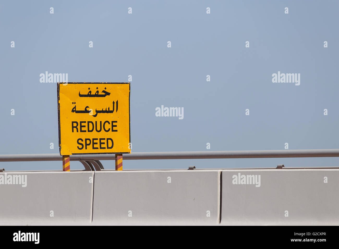 Verkehrszeichen: Geschwindigkeit verringern, auf Englisch und Arabisch Stockfoto