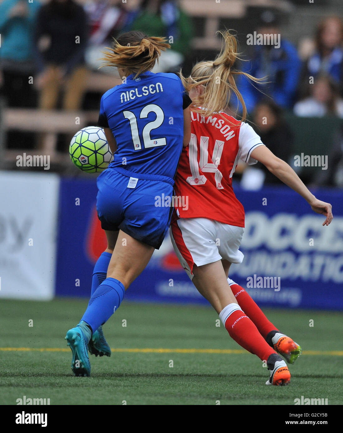 Seattle Reign Paige Nielsen (12) und Arsenals Leah Williamson (14) Kampf um den Ball in ihren internationalen Fußball Freundschaftsspiel im Memorial Stadium, Seattle, WA. Das Freundschaftsspiel endete mit einem 1: 1-Unentschieden. Jeff Halstead/Cal Sport Media, © Jeff Halstead/CSM Stockfoto