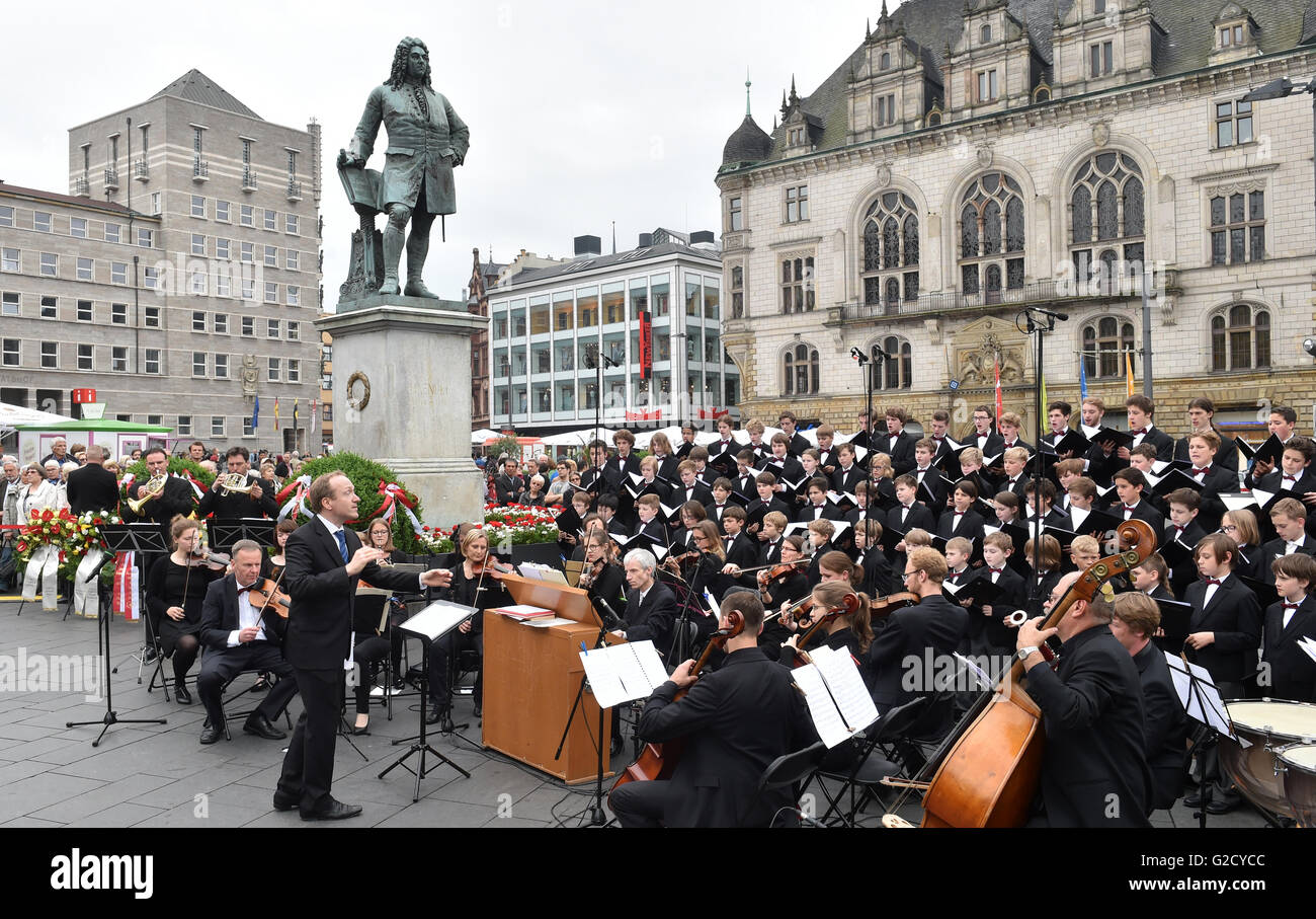 Die Händel-Festspiele Eröffnung mit einem Festakt das Händel-Denkmal auf dem Marktplatz in Halle (Saale), Deutschland, 27. Mai 2016. Der City-Chor-Halle unter der Leitung von Clemens Flaemig (l) singt zusammen mit Pfeiferstuhl Music und dem Kammerorchester der Universität Halle. Unter dem Motto Ehre 'Geschichte, Mythos, Aufklaerung' 120 Veranstaltungen Georg Friedrich Händel, geboren in Halle, bis 12 Juni. Foto: HENDRIK SCHMIDT/dpa Stockfoto