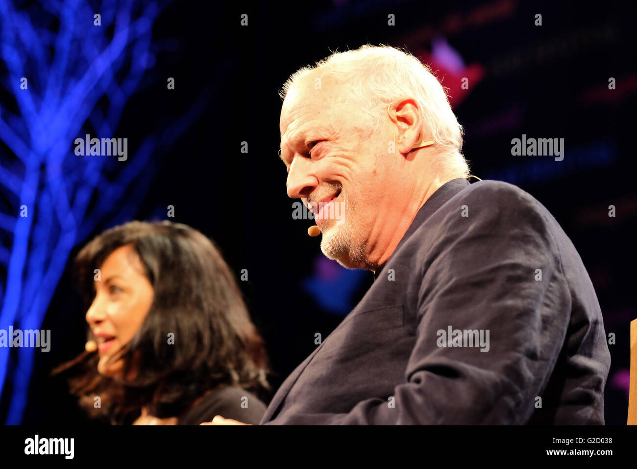 Heu-Festival - Freitag, 27. Mai 2016 - Gitarrist Dave Gilmour und seine Schriftsteller/Texter Frau Polly Samson auf der Bühne Hay Festival am zweiten Abend sprechen ihre über ihr neuestes Album Rattle, dass sperren. Stockfoto