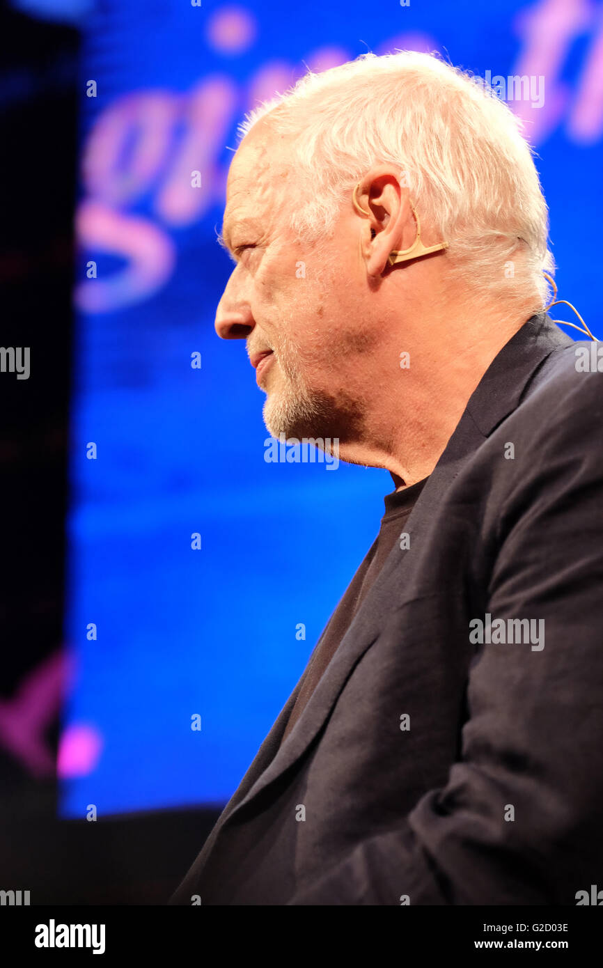 Hay Festival - Mai 2016 - Gitarrist Dave Gilmour auf der Bühne Hay Festival sprechen über ihr neues Album Rattle, sperren. Stockfoto