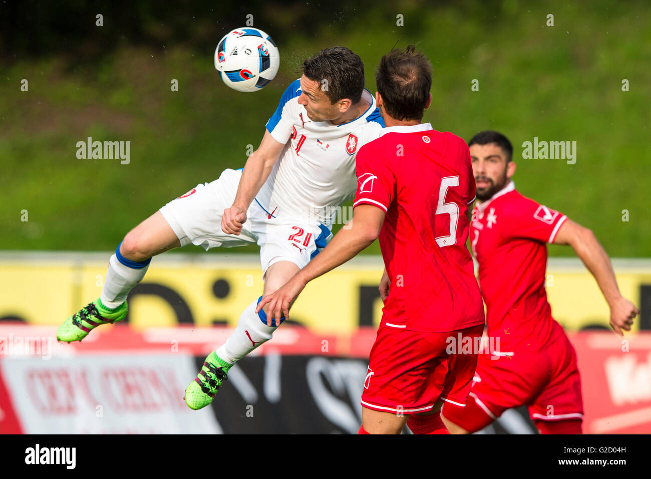 Kufstein, Österreich. 27. Mai 2016. Von links: David Lafata von Tschechien, Andrei Agius und Zach Muscat von Malta in Aktion während einer freundlichen Fußball-match zwischen Tschechien und Malta in Kufstein, Österreich, 27. Mai 2016. Die Tschechische Republik Fußball-Nationalmannschaft ist in Österreich für ein Trainingslager in der Vorbereitung für die UEFA EURO 2016-Fußball-Europameisterschaft, moderiert von Frankreich. © David Tanecek/CTK Foto/Alamy Live-Nachrichten Stockfoto