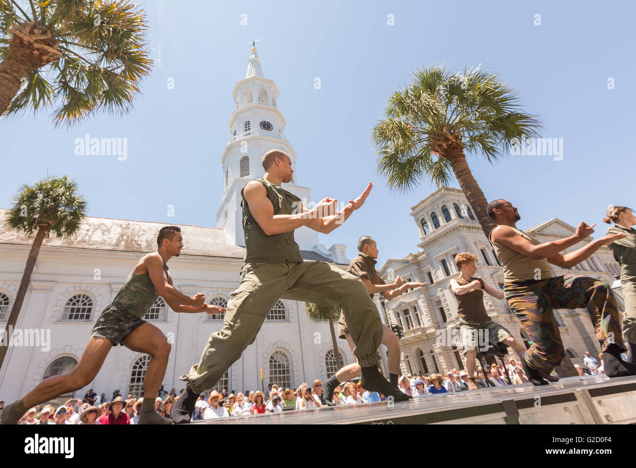 Charleston, South Carolina, USA. 27. Mai 2016. Mit der Firma Bill T. Jones Arnie Zane Tänzer vor historischen St. Michaels Church wie den jährlichen 17-tägige Spoleto Festival USA 27. Mai 2016 in Charleston, South Carolina startet. Das Festival begann mit Erinnerungen an die neun Menschen tödlich im letzten Jahre AME Kirche schießen erschossen. Bildnachweis: Planetpix/Alamy Live-Nachrichten Stockfoto