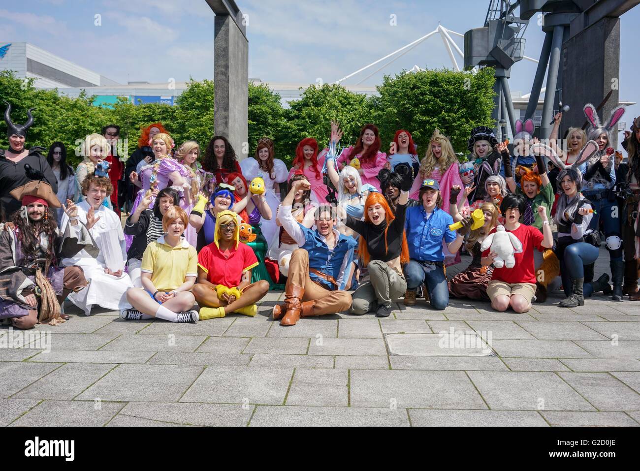 London, UK. 27. Mai 2016. Hunderte von jungen Menschen kleiden sich in Cosplay, Sci-Fi, Fantasy und Superheld Kostüme hängen um den offenen Raum der Excel London Poshing für Foto-Shooting am ersten Tag der MCM London Comic Con, London. Bildnachweis: Siehe Li/Alamy Live News Stockfoto