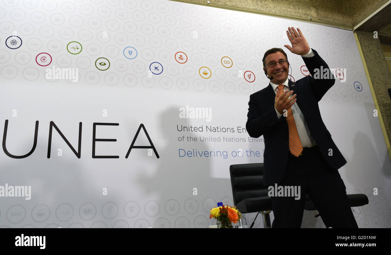 Nairobi, Kenia. 27. Mai 2016. UN-Umweltprogramm (UNEP) Exekutivdirektor Achim Steiner nimmt Abschied Journalisten während einer offenen Sitzung mit Medien im Nachhinein seine zehn Jahre UNEP Service in Nairobi, Kenia, 27. Mai 2016. © Li Baishun/Xinhua/Alamy Live-Nachrichten Stockfoto