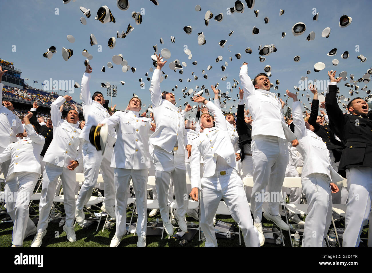 Annapolis, Maryland, USA. 27. Mai 2016. Neu Offiziere von der US Naval Academy Klasse 2016 werfen ihre Midshipmen Hüte in die Luft feiert Graduierung und Inbetriebnahme Zeremonie im Marine-Marine Corp Memorial Stadium 27. Mai 2016 in Annapolis, Maryland. Der U.S. Naval Academy beauftragt 788 Flaggen in der US Navy und 256 2. Leutnants in der US-Marine Corp. Credit: Planetpix/Alamy Live News Stockfoto