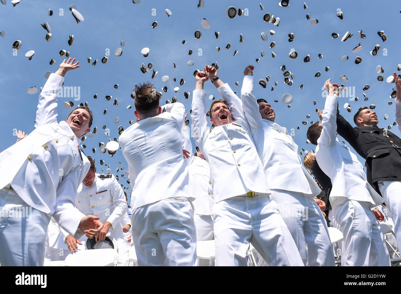 Annapolis, Maryland, USA. 27. Mai 2016. Neu Offiziere von der US Naval Academy Klasse 2016 werfen ihre Midshipmen Hüte in die Luft feiert Graduierung und Inbetriebnahme Zeremonie im Marine-Marine Corp Memorial Stadium 27. Mai 2016 in Annapolis, Maryland. Der U.S. Naval Academy beauftragt 788 Flaggen in der US Navy und 256 2. Leutnants in der US-Marine Corp. Credit: Planetpix/Alamy Live News Stockfoto