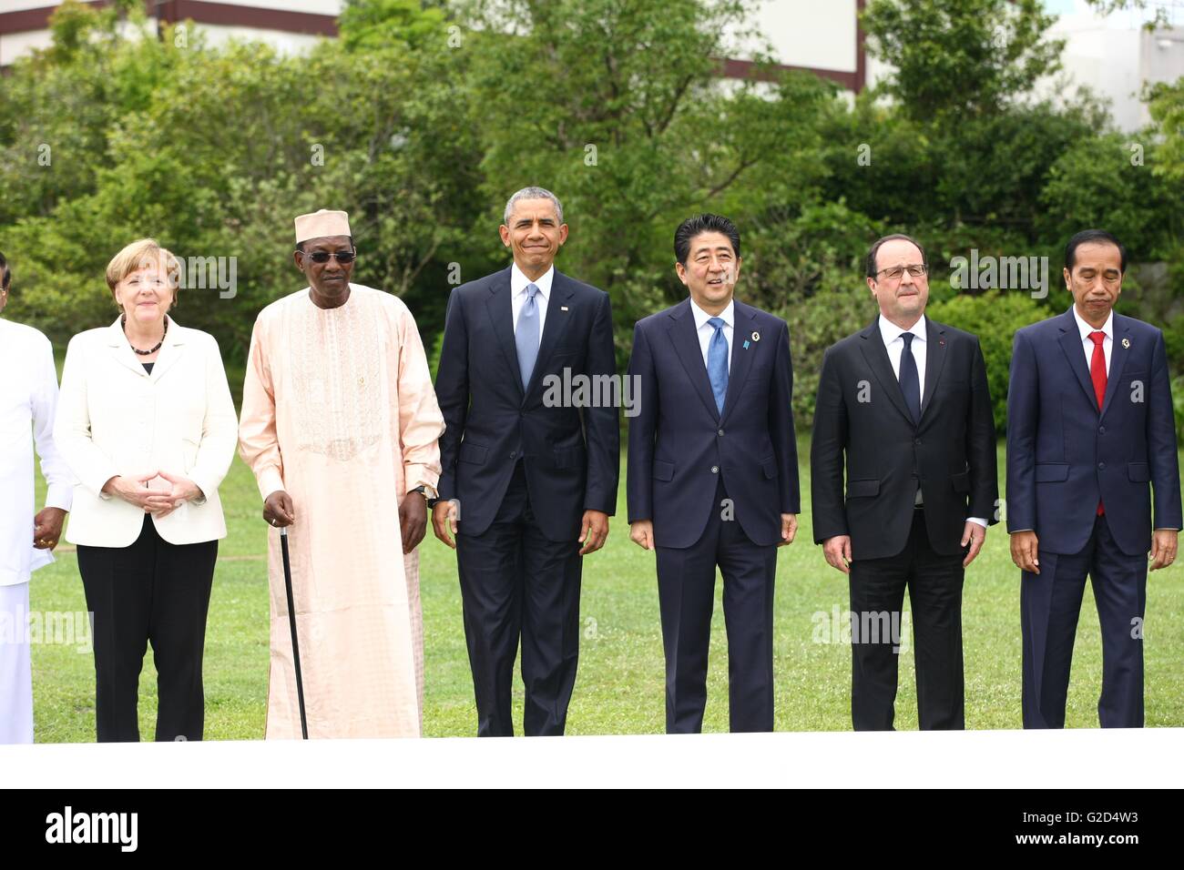 Shima, Japan. 27. Mai 2016. Weltweit führend bei einem erweiterten Gruppenfoto auf dem G7-Gipfel auf dem Hotelgelände Shima Kano 27. Mai 2016 in Shima, Japan. Von links nach rechts: Bundeskanzlerin Angela Merkel, Tschad Präsident Idriss Deby Itono, US-Präsident Barack Obama, der japanische Premierminister Shinzo Abe, der französische Präsident Francois Hollande und indonesischen Präsidenten Joko Widodo. Bildnachweis: Planetpix/Alamy Live-Nachrichten Stockfoto