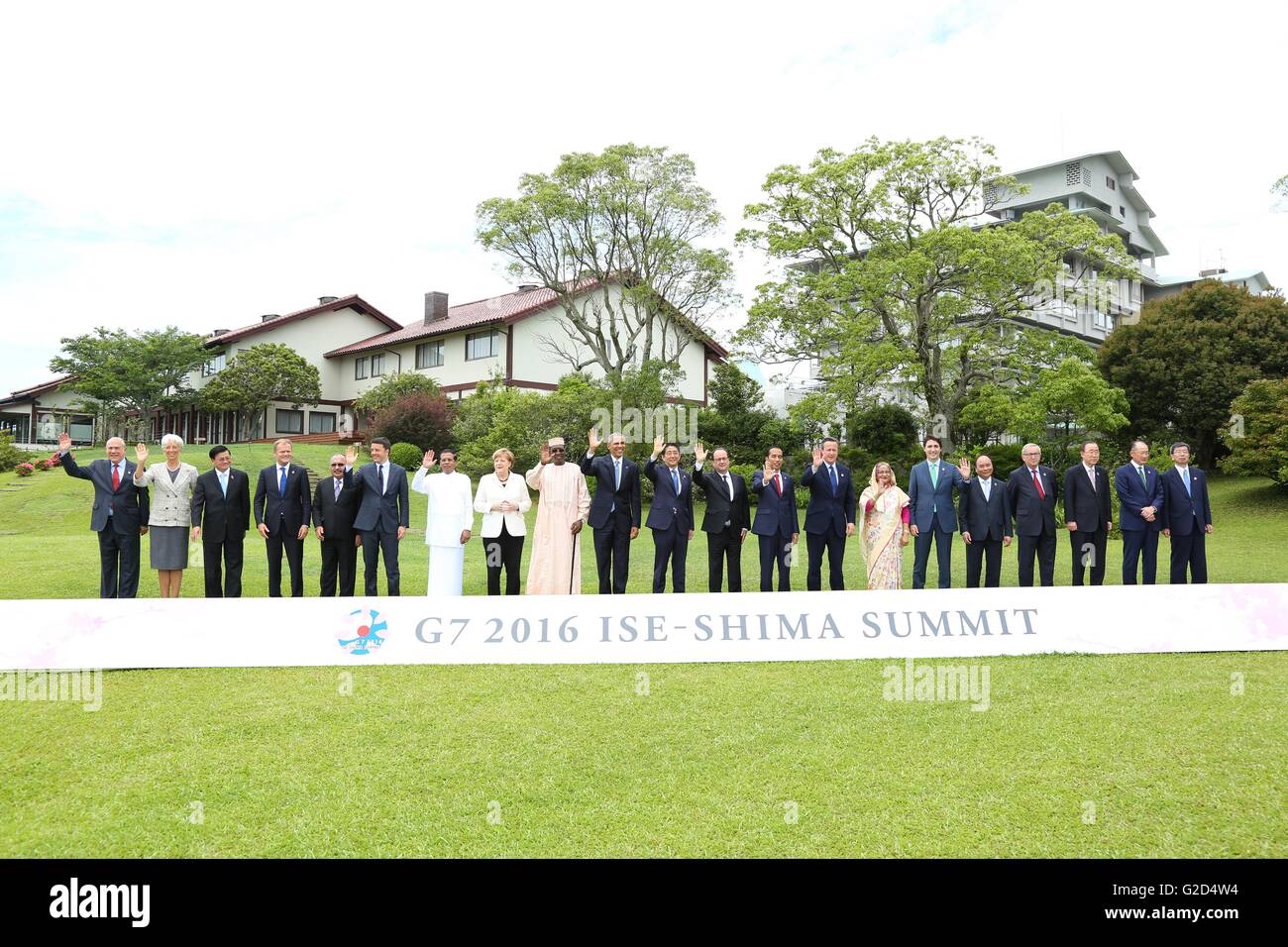 Shima, Japan. 27. Mai 2016. Weltweit führenden Welle während einer erweiterten Gruppenfoto auf dem G7-Gipfel auf dem Hotelgelände Shima Kano 27. Mai 2016 in Shima, Japan. Generalsekretär der OECD Angel Gurria, Präsident des IWF Christine Lagarde, Laos Premierminister Thongloun Sisoulith, Präsident des Europäischen Rates Donald Tusk, Papua-Neu-Guinea Peter O'Neill, Italiens Premier Matteo Renzi, Sri-lankischen Präsidenten Maithripala Sirisena, Bundeskanzlerin Angela Merkel, Tschads Präsident Idriss Deby Itono, U. Credit: Planetpix/Alamy Live-Nachrichten Stockfoto