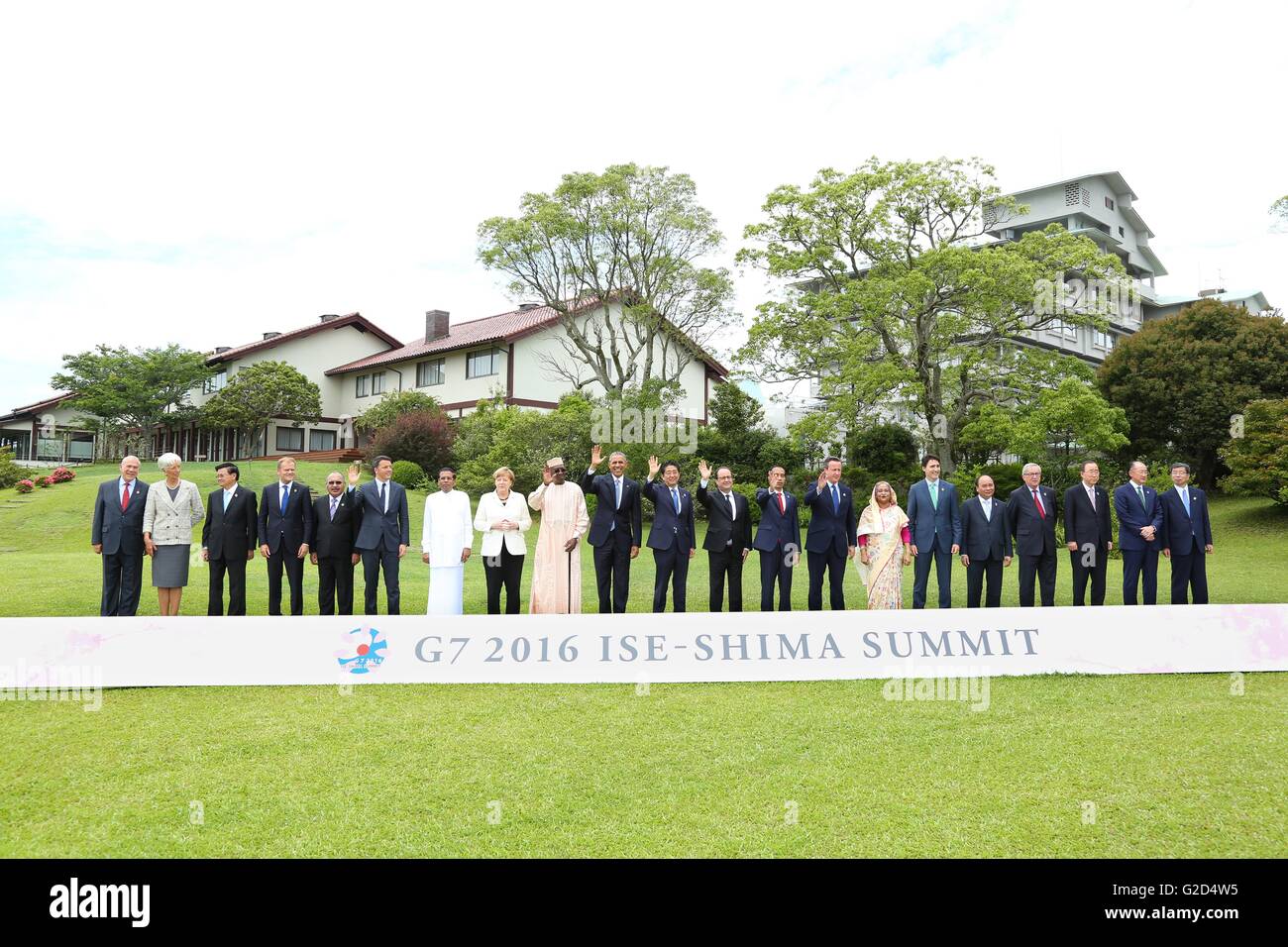Shima, Japan. 27. Mai 2016. Weltweit führenden Welle während einer erweiterten Gruppenfoto auf dem G7-Gipfel auf dem Hotelgelände Shima Kano 27. Mai 2016 in Shima, Japan. Generalsekretär der OECD Angel Gurria, Präsident des IWF Christine Lagarde, Laos Premierminister Thongloun Sisoulith, Präsident des Europäischen Rates Donald Tusk, Papua-Neu-Guinea Peter O'Neill, Italiens Premier Matteo Renzi, Sri-lankischen Präsidenten Maithripala Sirisena, Bundeskanzlerin Angela Merkel, Tschads Präsident Idriss Deby Itono, U. Credit: Planetpix/Alamy Live-Nachrichten Stockfoto
