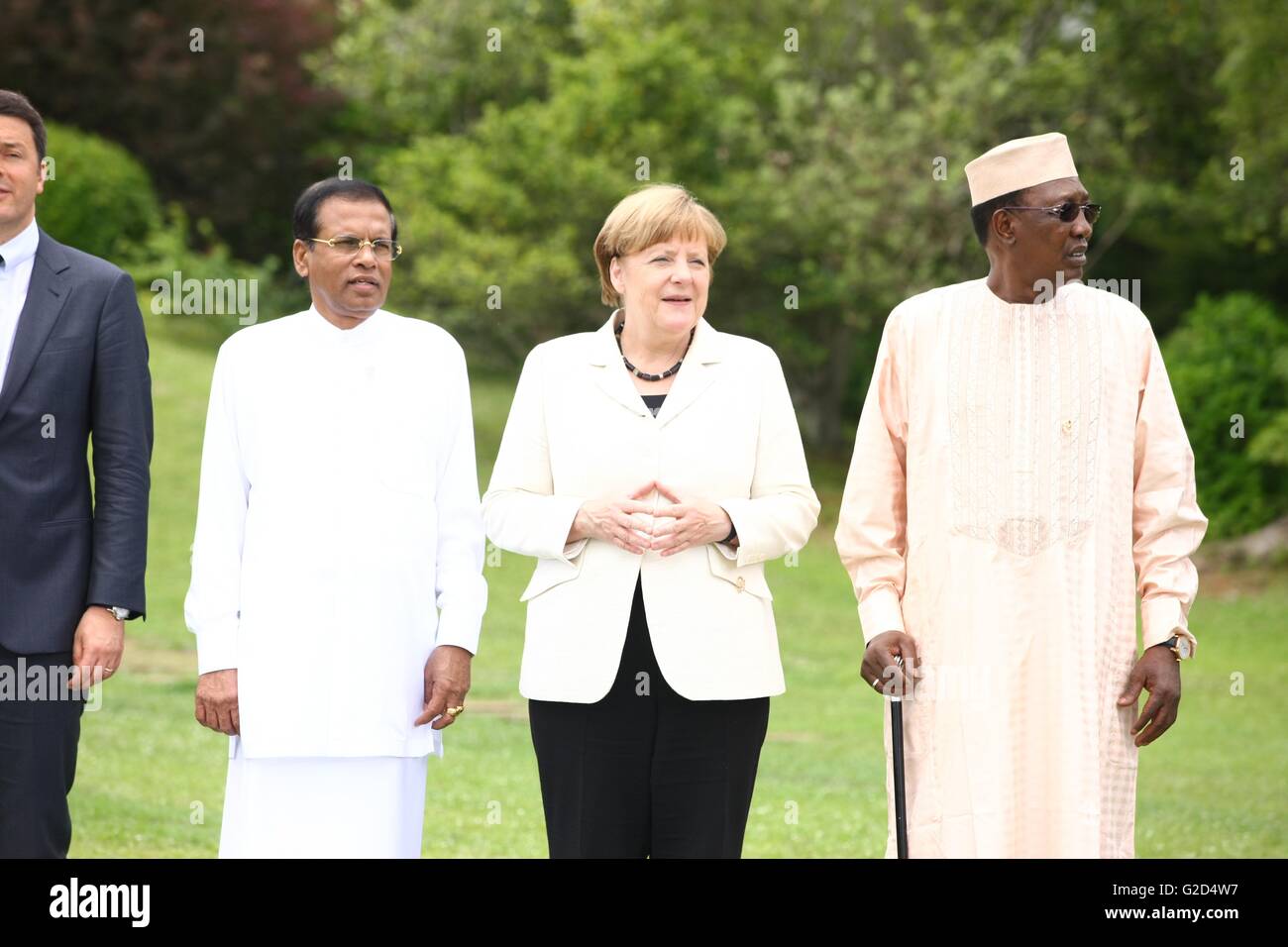 Shima, Japan. 27. Mai 2016. Weltweit führend bei einem erweiterten Gruppenfoto auf dem G7-Gipfel auf dem Hotelgelände Shima Kano 27. Mai 2016 in Shima, Japan. Von links nach rechts: Sri-lankischen Präsidenten Maithripala Sirisena, Bundeskanzlerin Angela Merkel und Tschad Präsident Idriss Deby Itono. Bildnachweis: Planetpix/Alamy Live-Nachrichten Stockfoto