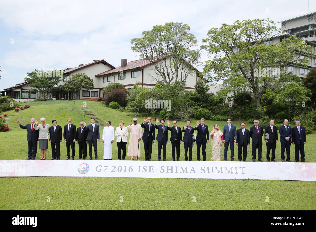 Shima, Japan. 27. Mai 2016. Weltweit führenden Welle während einer erweiterten Gruppenfoto auf dem G7-Gipfel auf dem Hotelgelände Shima Kano 27. Mai 2016 in Shima, Japan. Generalsekretär der OECD Angel Gurria, Präsident des IWF Christine Lagarde, Laos Premierminister Thongloun Sisoulith, Präsident des Europäischen Rates Donald Tusk, Papua-Neu-Guinea Peter O'Neill, Italiens Premier Matteo Renzi, Sri-lankischen Präsidenten Maithripala Sirisena, Bundeskanzlerin Angela Merkel, Tschads Präsident Idriss Deby Itono, U. Credit: Planetpix/Alamy Live-Nachrichten Stockfoto