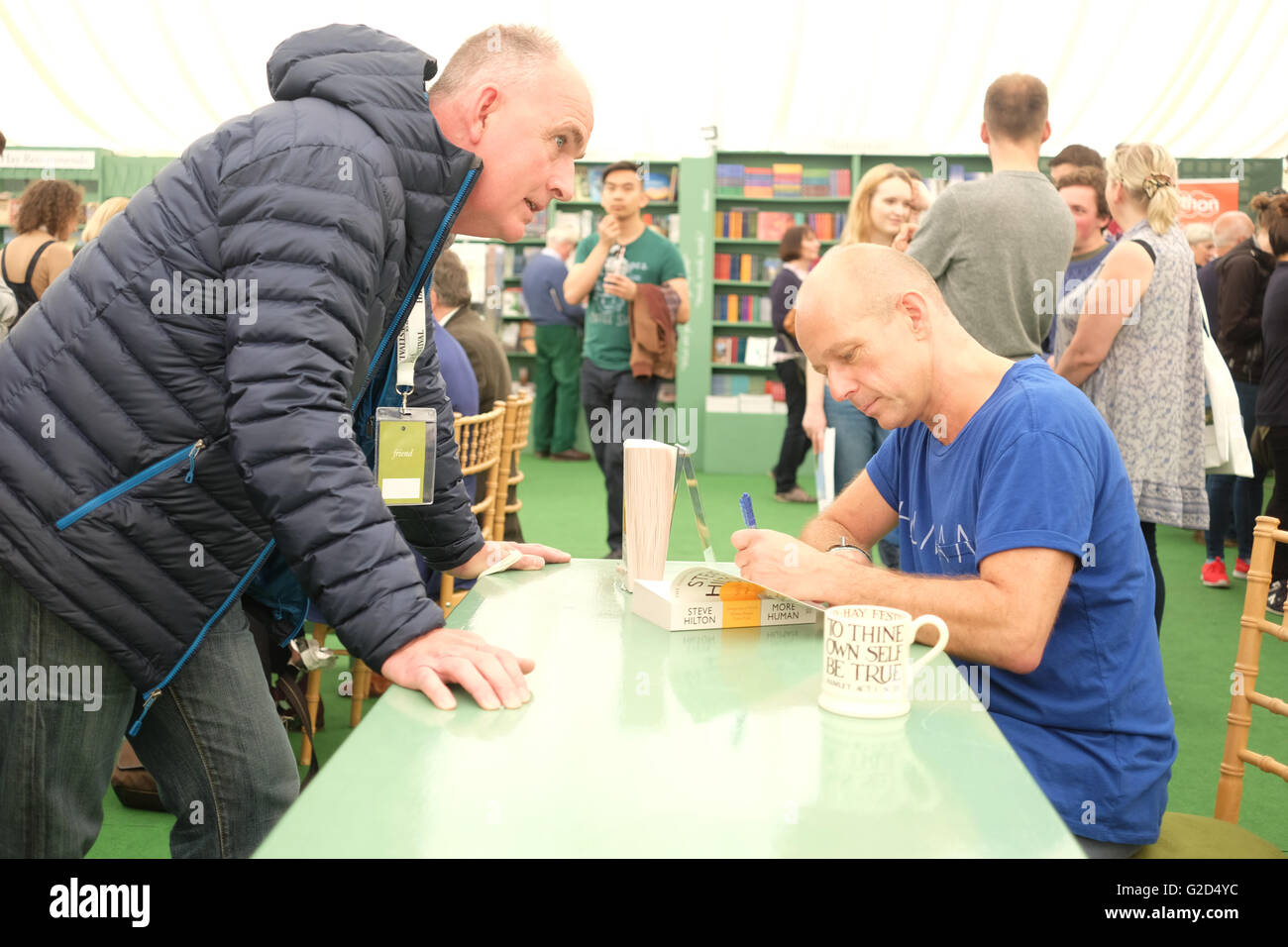 Hay Festival - Samstag, 28. Mai 2016 - Steve Hilton unterschreibt eine Kopie seines Buches menschlicher im Festival Buchladen. Stockfoto