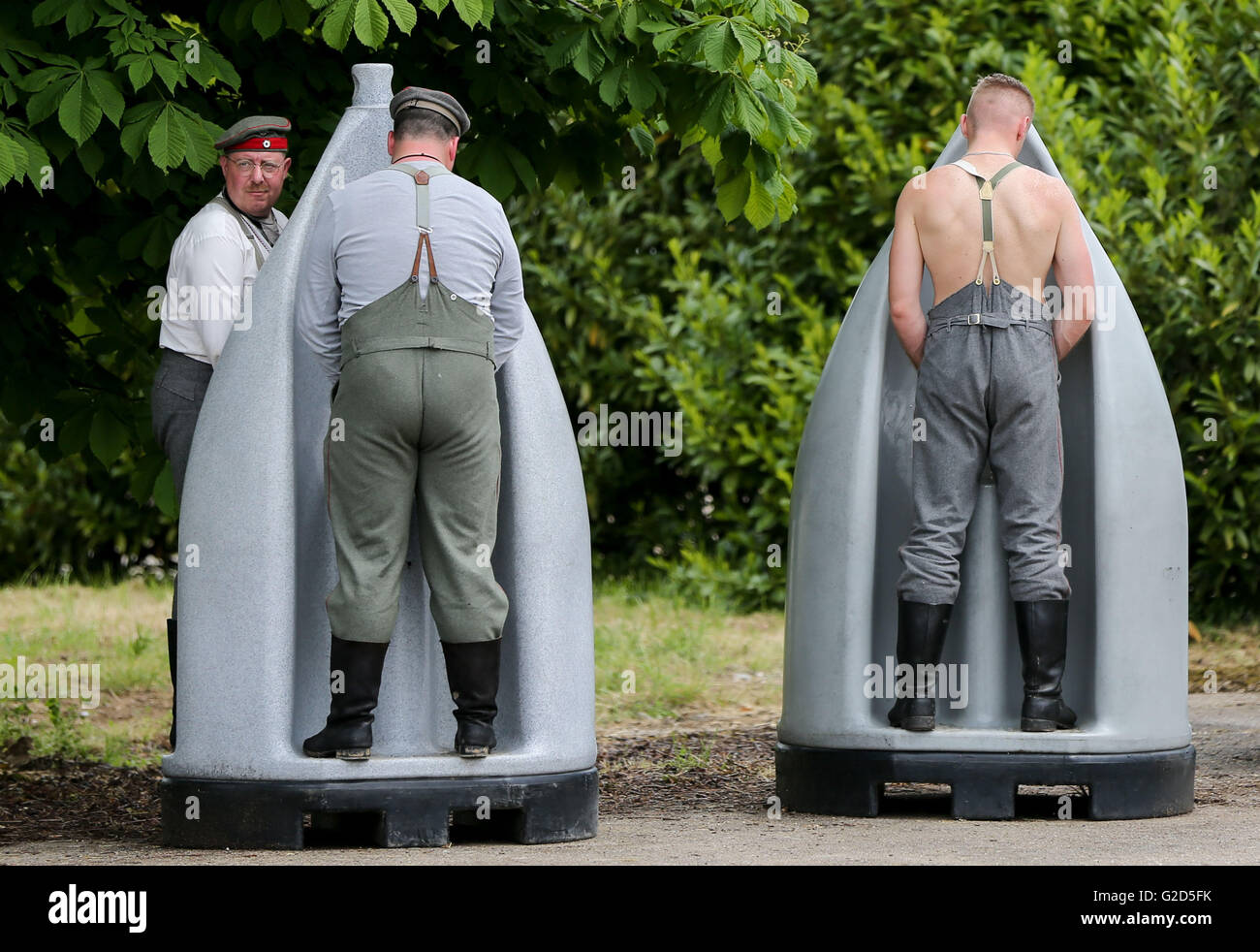 Verdun, Frankreich. 28. Mai 2016. Männer in Uniformen aus dem ersten Weltkrieg stehen an einem Urinal in Verdun, Frankreich, 28. Mai 2016. Die Gedenkfeier zum 100. Jahrestag der Schlacht zwischen deutschen und französischen Truppen, bei denen mehr als 300.000 Soldaten auf beiden Seiten im Laufe von 300 Tagen im Jahr 1916 getötet wurden stattfinden hier am 29. Mai 2016. Standort im Nordosten Frankreichs wurde somit zur Verkörperung der statischen brutale Schlachten des ersten Weltkrieges. Foto: KAY NIETFELD/Dpa/Alamy Live News Stockfoto