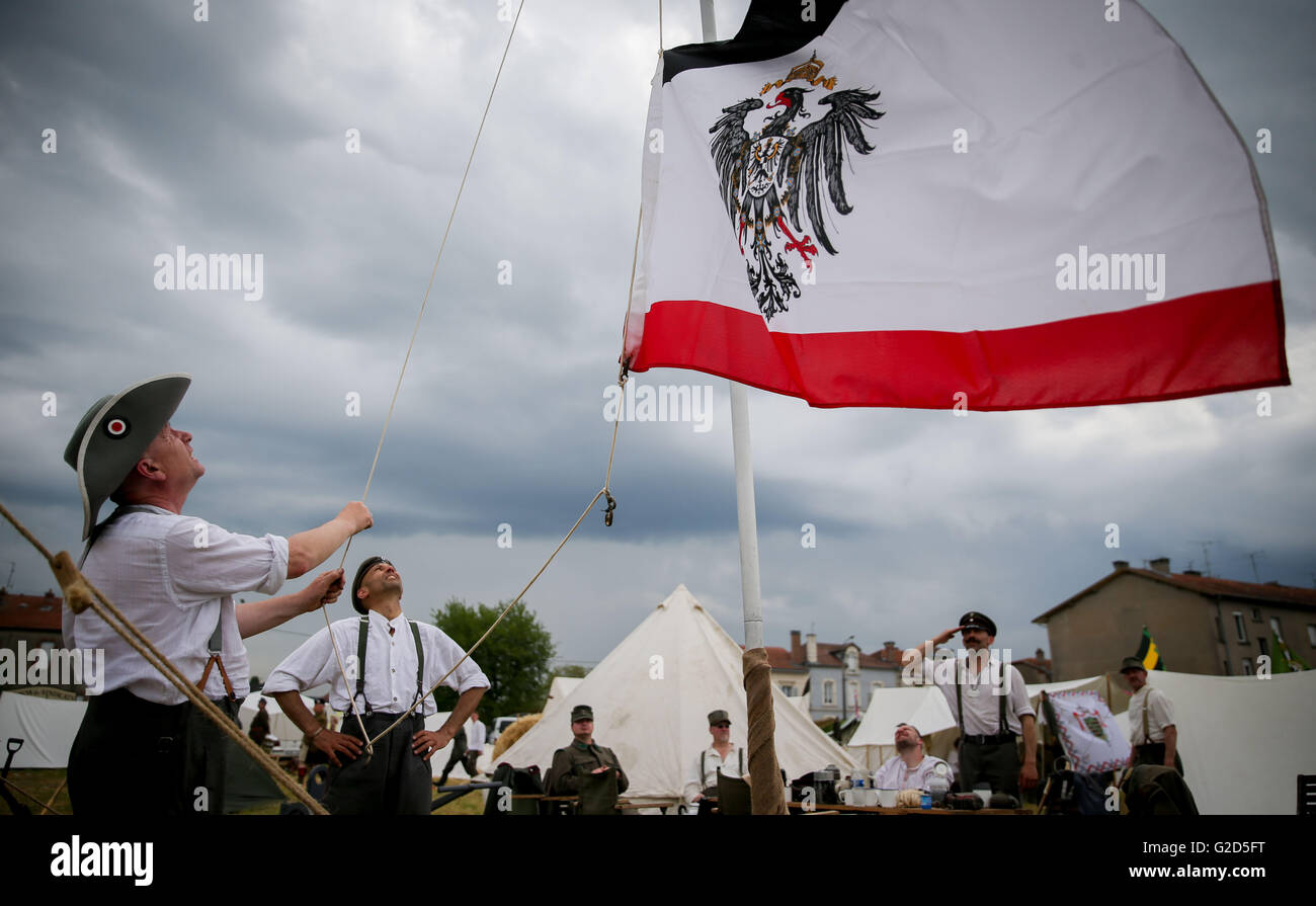 Verdun, Frankreich. 28. Mai 2016. Männer in Uniformen aus dem ersten Weltkrieg eine historische Flagge in Verdun, Frankreich, 28. Mai 2016 zu erhöhen. Die Gedenkfeier zum 100. Jahrestag der Schlacht zwischen deutschen und französischen Truppen, bei denen mehr als 300.000 Soldaten auf beiden Seiten im Laufe von 300 Tagen im Jahr 1916 getötet wurden stattfinden hier am 29. Mai 2016. Standort im Nordosten Frankreichs wurde somit zur Verkörperung der statischen brutale Schlachten des ersten Weltkrieges. Foto: KAY NIETFELD/Dpa/Alamy Live News Stockfoto