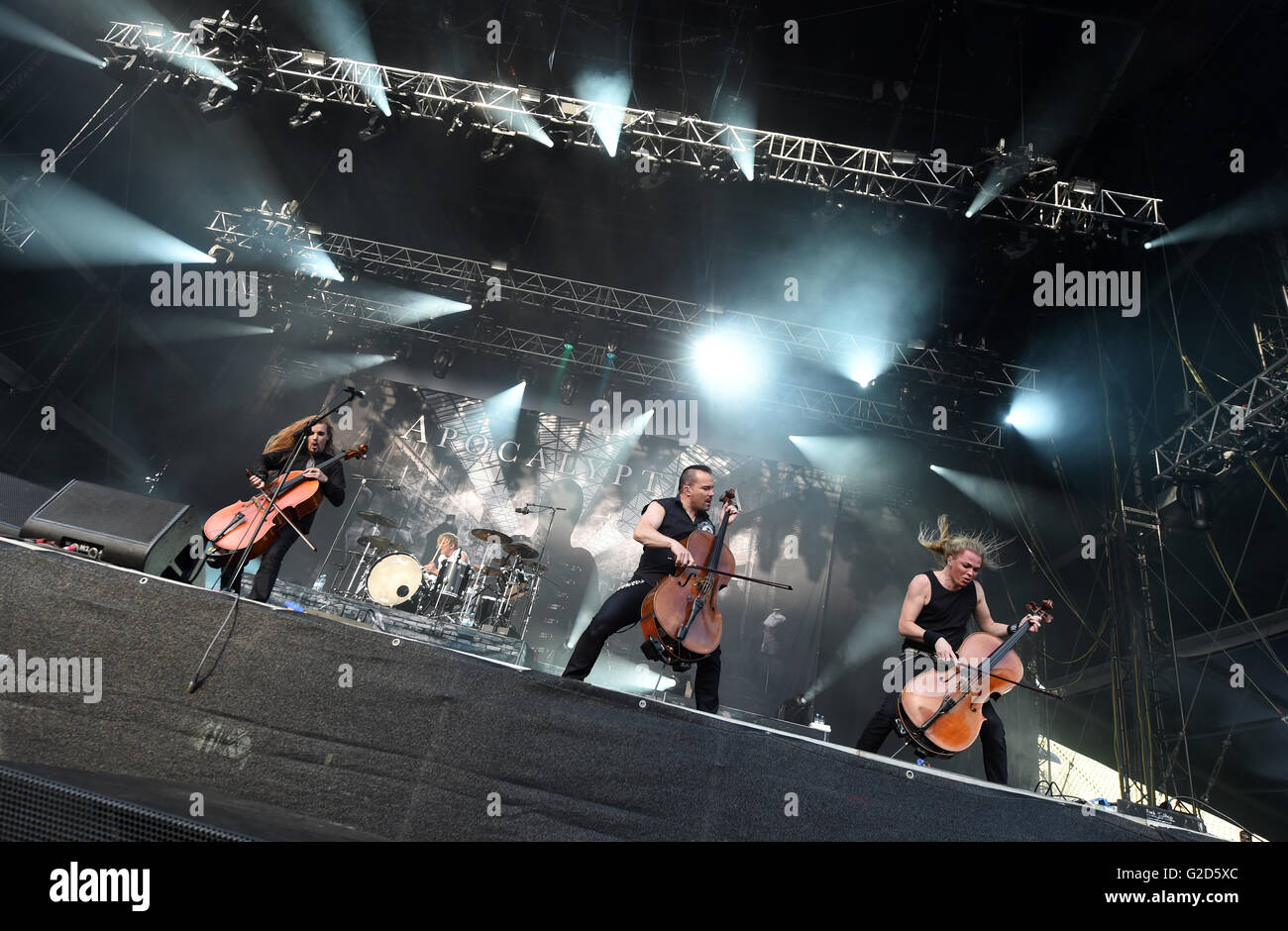 München, Deutschland. 27. Mai 2016. Die Band Apocalyptica spielen eine Show beim Musikfestival Rockavaria in München, Deutschland, 27. Mai 2016. Das Festival läuft noch bis 29. Mai 2016. Foto: Tobias Hase/Dpa/Alamy Live News Stockfoto