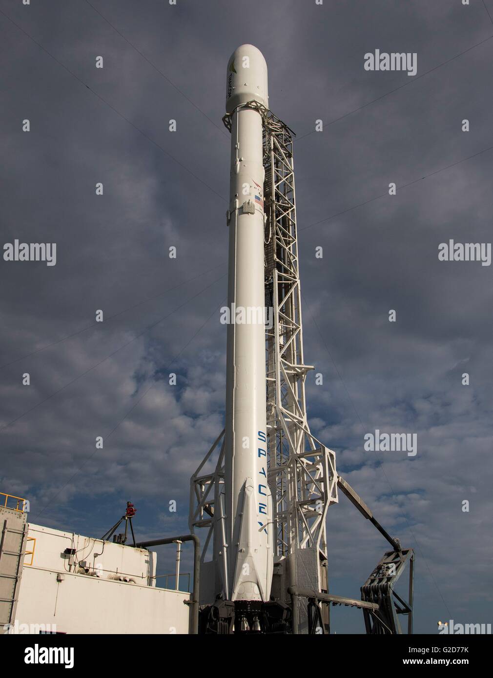 Die SpaceX Falcon 9 wiederverwendbare Rakete bereitet aus dem Kennedy Space Center starten komplexe 40 24. Mai 2016 in Cape Canaveral, Florida abheben. Der Falke führen den THAICOM 8 Satelliten in die Umlaufbahn und Land zum dritten Mal auf einem schwimmenden Droneship im Atlantischen Ozean. Bildnachweis: Planetpix/Alamy Live-Nachrichten Stockfoto