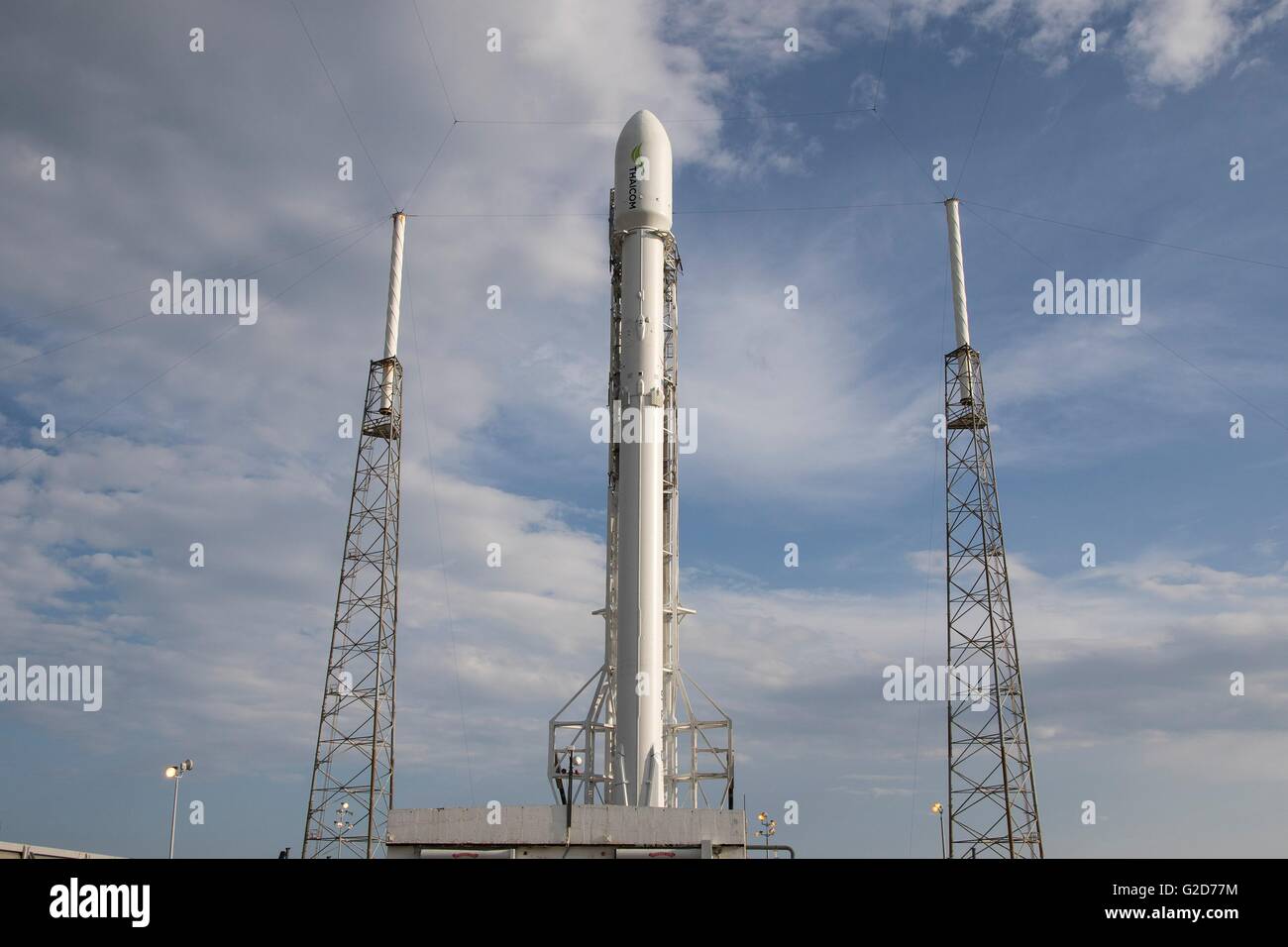 Die SpaceX Falcon 9 wiederverwendbare Rakete bereitet sich Life of aus dem Kennedy Space Center starten komplexe 40 24. Mai 2016 in Cape Canaveral, Florida. Der Falke führen den THAICOM 8 Satelliten in die Umlaufbahn und Land zum dritten Mal auf einem schwimmenden Droneship im Atlantischen Ozean. Bildnachweis: Planetpix/Alamy Live-Nachrichten Stockfoto