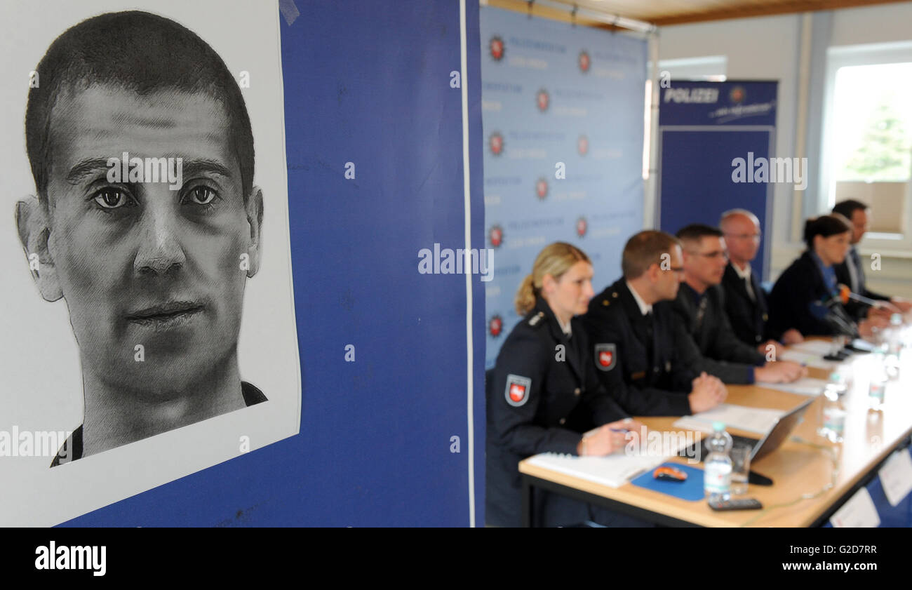 Leer, Deutschland. 27. Mai 2016. Die Polizei von Leer/Emden zusammen mit der Staatsanwaltschaft Aurich geben ein Presse-Conferenmce über die Entführung eines Geschäftsmannes aus dem Landkreis Leer, Deutschland, 27. Mai 2016. Der mysteriöse Fall wurde vor einem Monat bekannt. Verdächtigen im Moment umfassen eine eine 90 Jahre alte Frau und ihr 66 Jahre alter Sohn von Nordrhein-Westfalen. Darüber hinaus wurde bekannt gegeben, dass drei weitere Verdächtige festgenommen wurden und nachdem ein weitere 45-jähriger Mann (identifizierten l) noch für gejagt wird. Foto: Ingo Wagner/Dpa/Alamy Live News Stockfoto