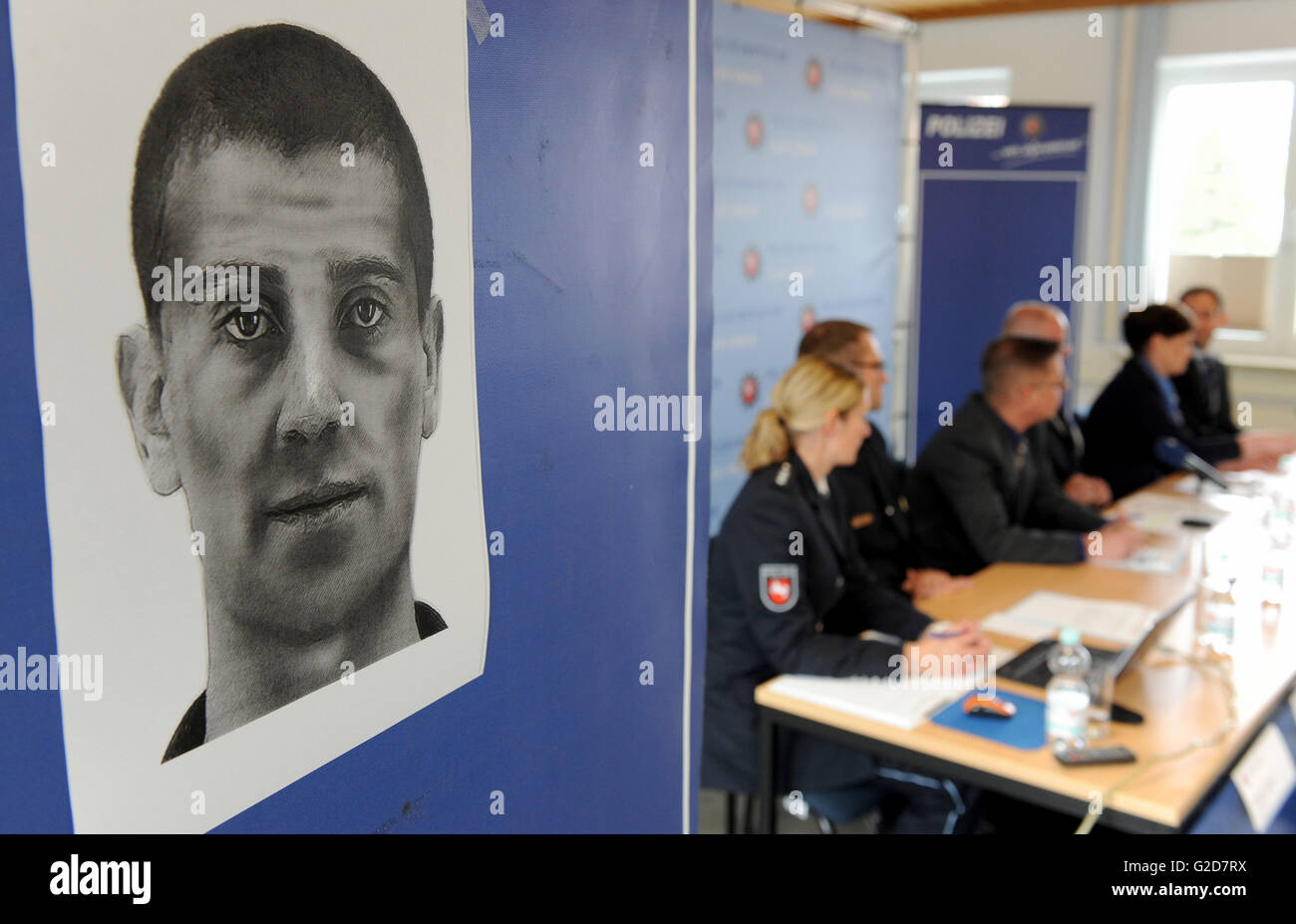 Leer, Deutschland. 27. Mai 2016. Die Polizei von Leer/Emden zusammen mit der Staatsanwaltschaft Aurich geben ein Presse-Conferenmce über die Entführung eines Geschäftsmannes aus dem Landkreis Leer, Deutschland, 27. Mai 2016. Der mysteriöse Fall wurde vor einem Monat bekannt. Verdächtigen im Moment umfassen eine eine 90 Jahre alte Frau und ihr 66 Jahre alter Sohn von Nordrhein-Westfalen. Darüber hinaus wurde bekannt gegeben, dass drei weitere Verdächtige festgenommen wurden und nachdem ein weitere 45-jähriger Mann (identifizierten l) noch für gejagt wird. Foto: Ingo Wagner/Dpa/Alamy Live News Stockfoto