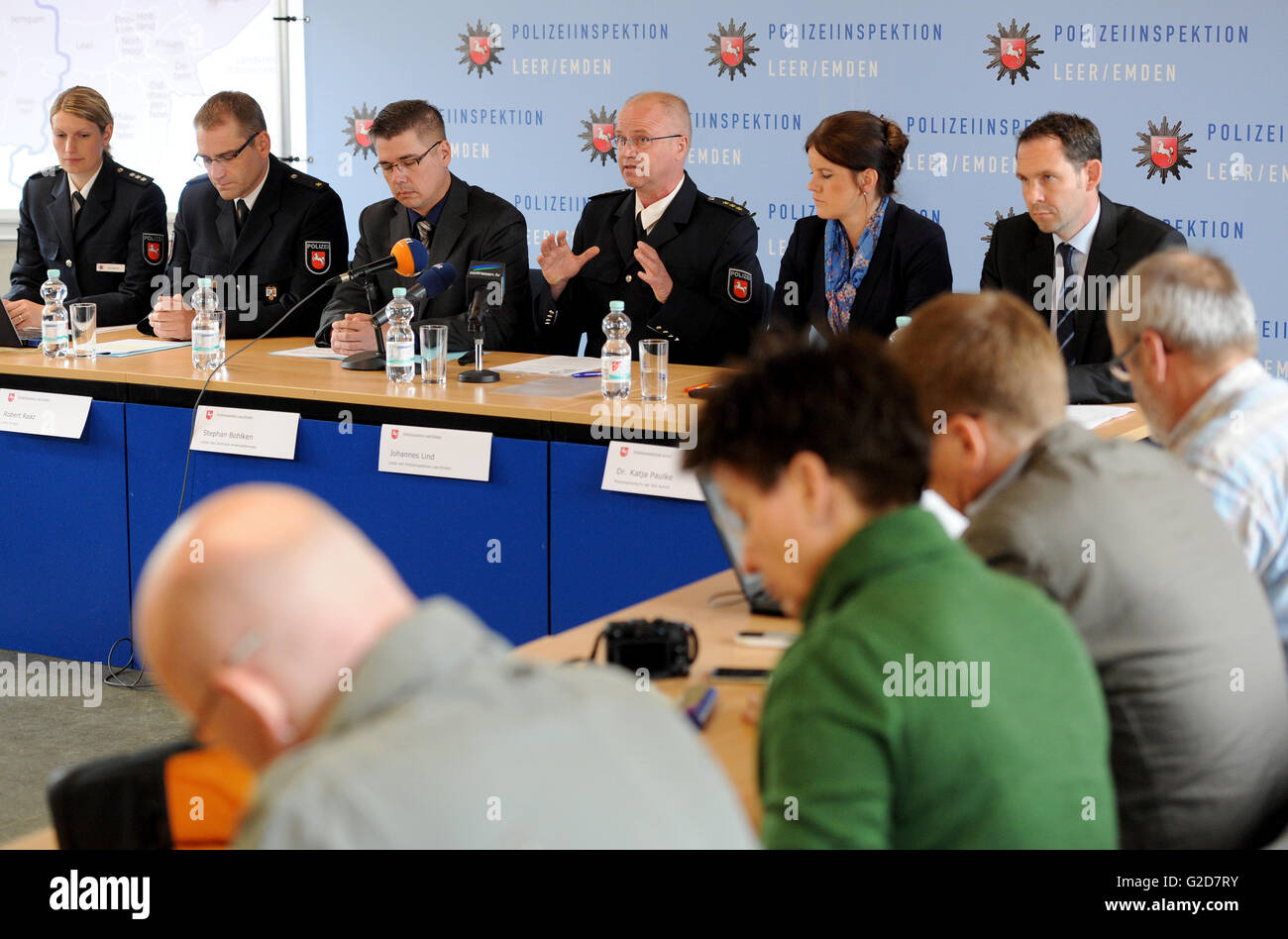 Leer, Deutschland. 27. Mai 2016. Die Polizei von Leer/Emden zusammen mit der Staatsanwaltschaft Aurich geben ein Presse-Conferenmce über die Entführung eines Geschäftsmannes aus dem Landkreis Leer, Deutschland, 27. Mai 2016. Der mysteriöse Fall wurde vor einem Monat bekannt. Verdächtigen im Moment umfassen eine eine 90 Jahre alte Frau und ihr 66 Jahre alter Sohn von Nordrhein-Westfalen. Darüber hinaus wurde bekannt gegeben, dass drei weitere Verdächtige festgenommen wurden und nachdem ein weitere 45-jähriger Mann (identifizierten l) noch für gejagt wird. Foto: Ingo Wagner/Dpa/Alamy Live News Stockfoto
