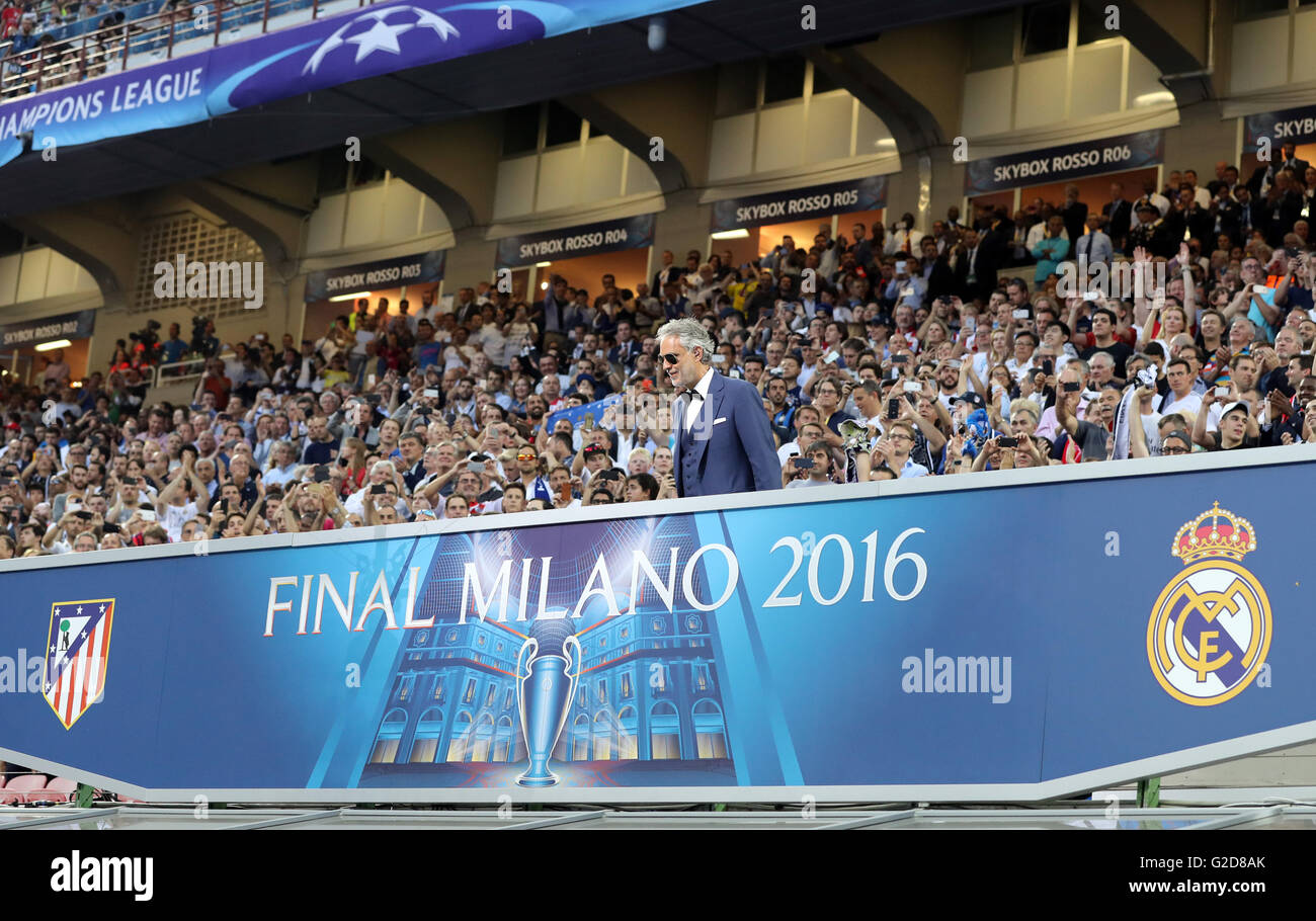 Mailand, Italien. 28. Mai 2016. Opernsänger Andrea Bocelli singt während  der Eröffnungsfeier für die UEFA Champions League Finale zwischen Real  Madrid und Atletico Madrid im Stadio Giuseppe Meazza in Mailand, Italien,  28.