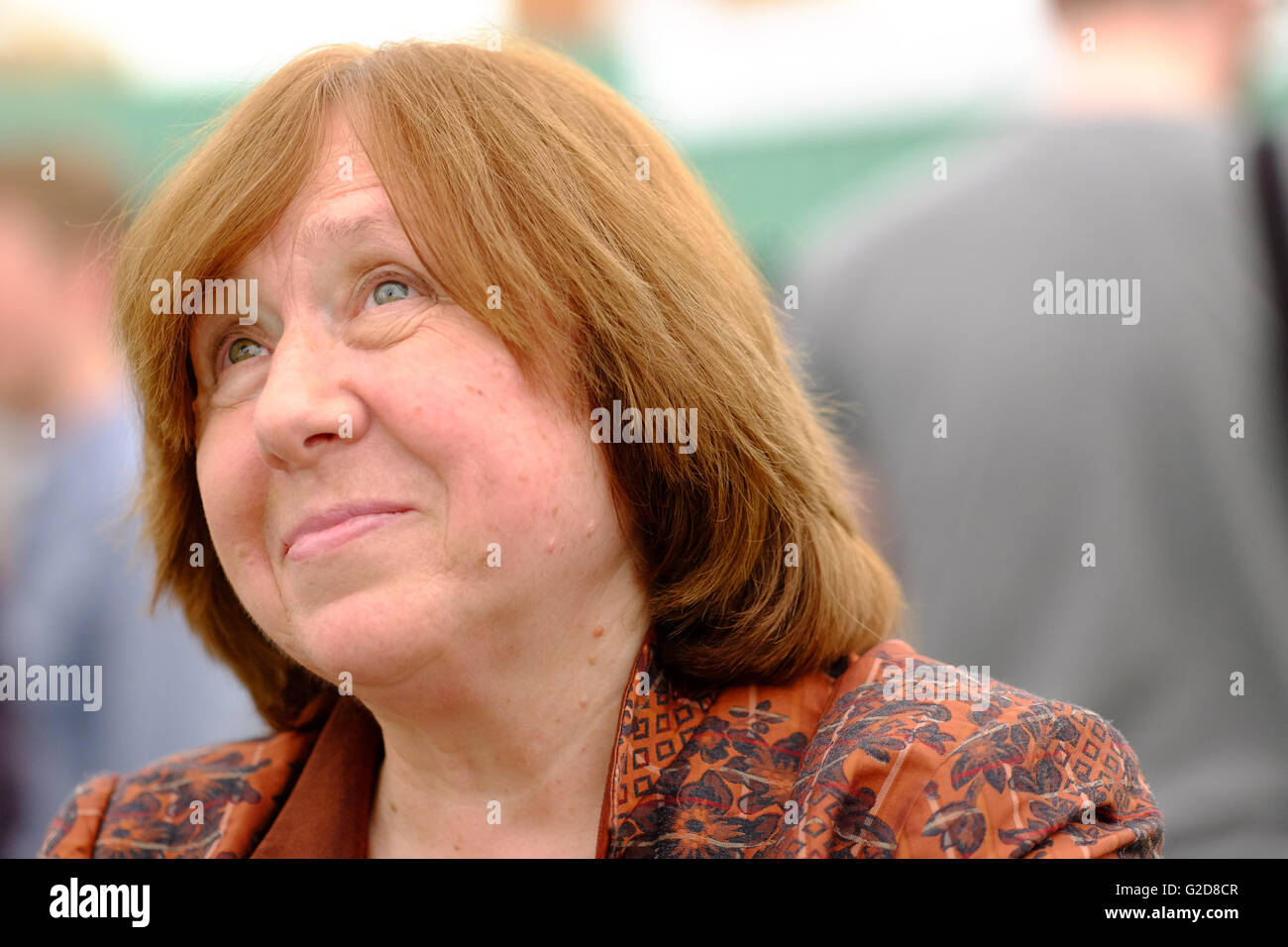 Heu-Festival - Samstag, 28. Mai 2016 - Journalist, Autor und Nobel Literatur Nobelpreisträger Swetlana Alexijewitsch in der Festival-Buchhandlung, Kopien von ihr neuestes Buch mit dem Titel Second Hand Zeit zu unterzeichnen. Stockfoto