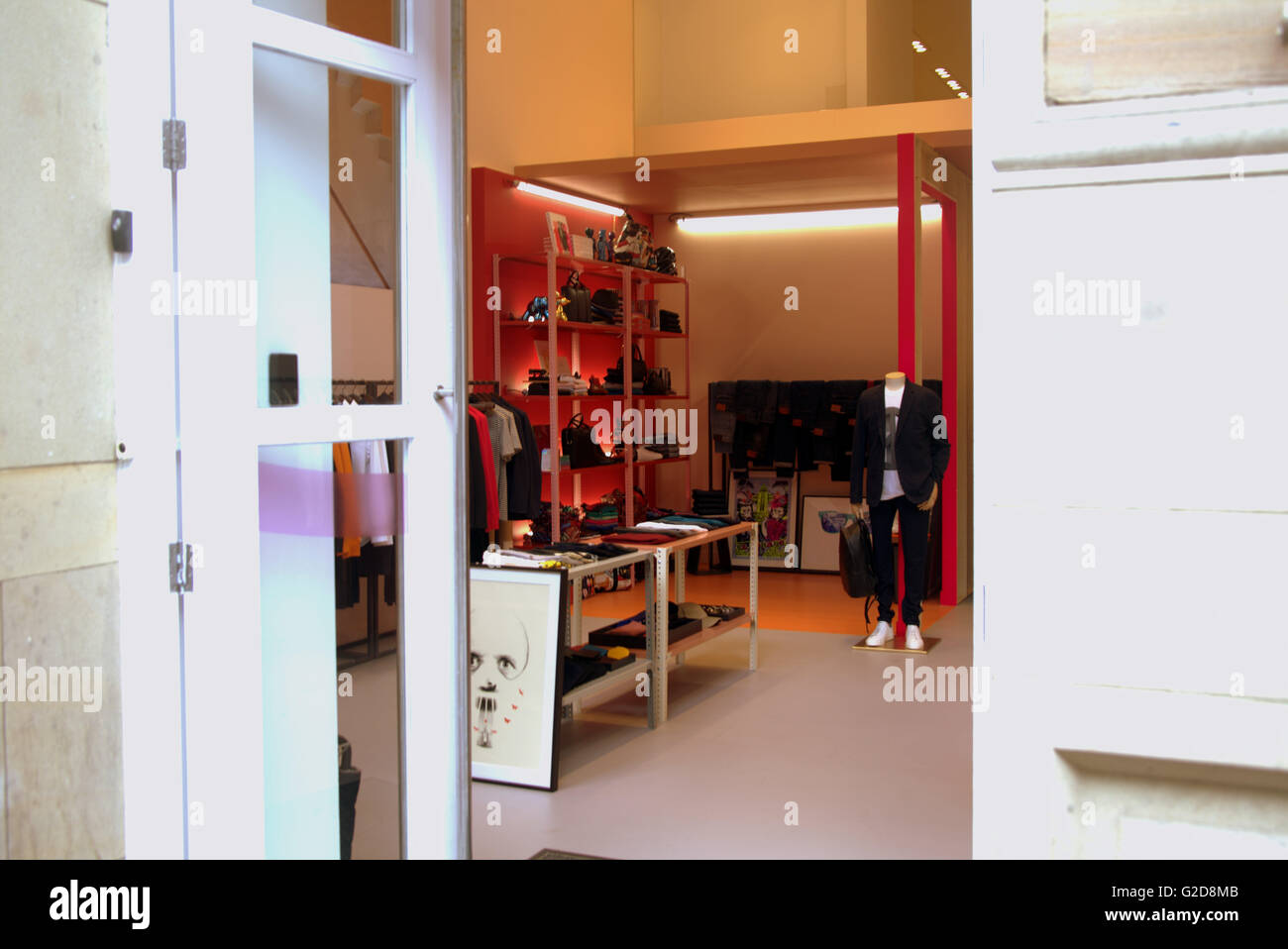 Glasgow, Vereinigtes Königreich. 28. Mai 2016.     Der legendäre britischen Designer Paul Smith hat seinen ersten jemals schottischen laden, ein Pop-up-Konzept-Shop eröffnet, Whuch öffnet sich für eine sechsmonatige ausgeführt. Sein besonderes Gefühl für die Stadt vor kurzem war hervorgehoben in seinem "Hallo, mein Name ist Paul Smith" Ausstellung, die Anfang dieses Jahres in "The Lighthouse" Designcenter lief.     Bildnachweis: Gerard Fähre/Alamy Live News Stockfoto