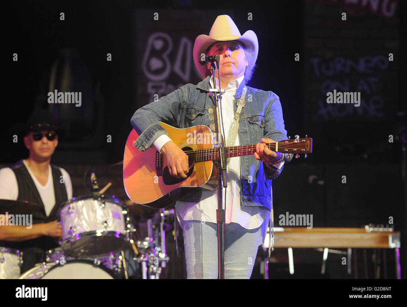 Daytona Beach, Florida, USA. 27. Mai 2016. Country-Sänger Dwight Yoakam führt auf dem Land 500 große amerikanische Musik Fest in Daytona, auf dem Daytona International Speedway in Daytona Beach, Florida am 27. Mai 2016 statt. Die dreitägige Veranstaltung über Memorial Day Wochenende war geplant, die verfügen über fast 40 Country-Musikkünstler auf zwei Bühnen. Bildnachweis: Paul Hennessy/Alamy Live-Nachrichten Stockfoto