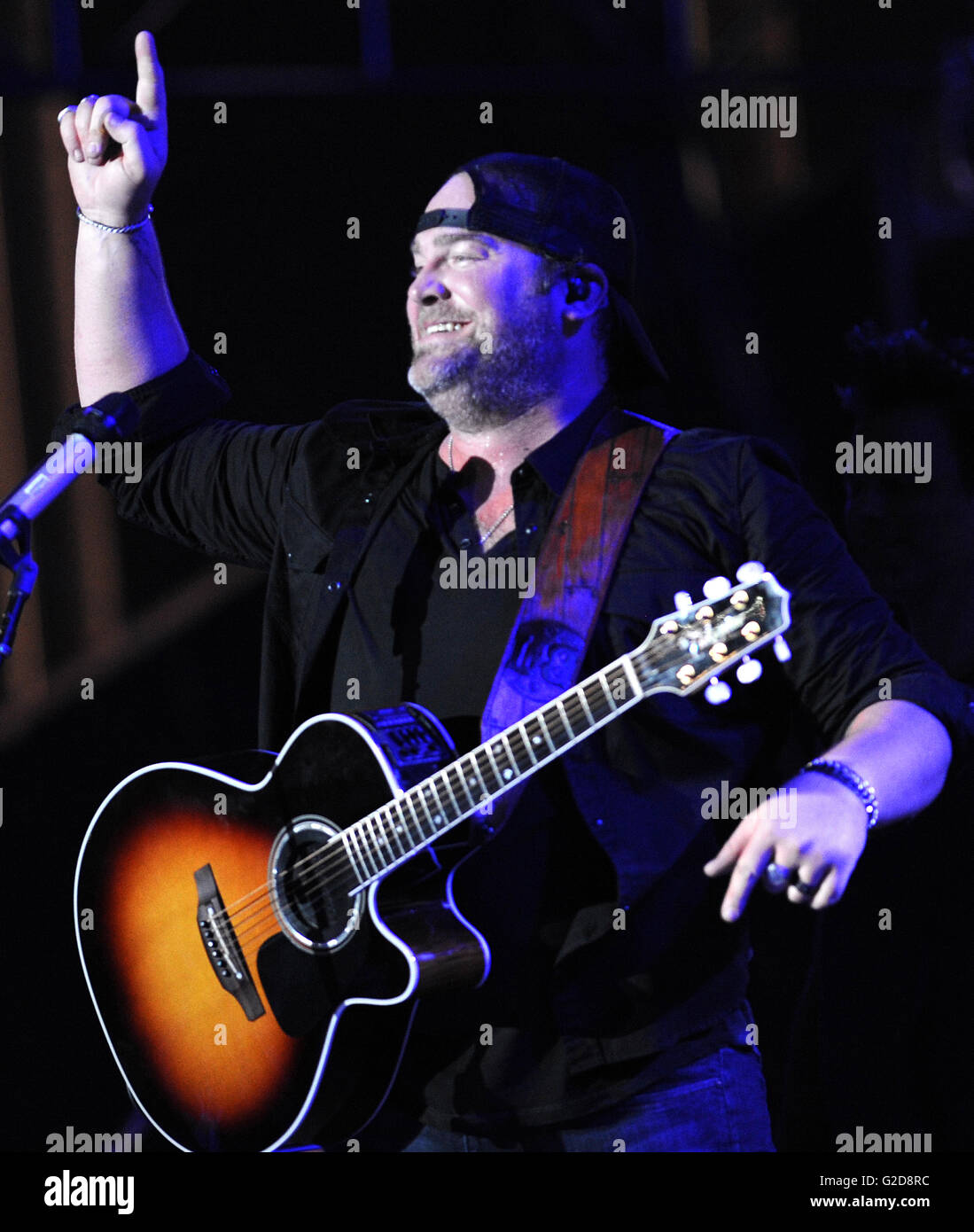 Daytona Beach, Florida, USA. 27. Mai 2016. Country-Sänger Lee Brice führt auf dem Land 500 große amerikanische Musik Fest in Daytona, auf dem Daytona International Speedway in Daytona Beach, Florida am 27. Mai 2016 statt. Die dreitägige Veranstaltung über Memorial Day Wochenende war geplant, die verfügen über fast 40 Country-Musikkünstler auf zwei Bühnen. Bildnachweis: Paul Hennessy/Alamy Live-Nachrichten Stockfoto