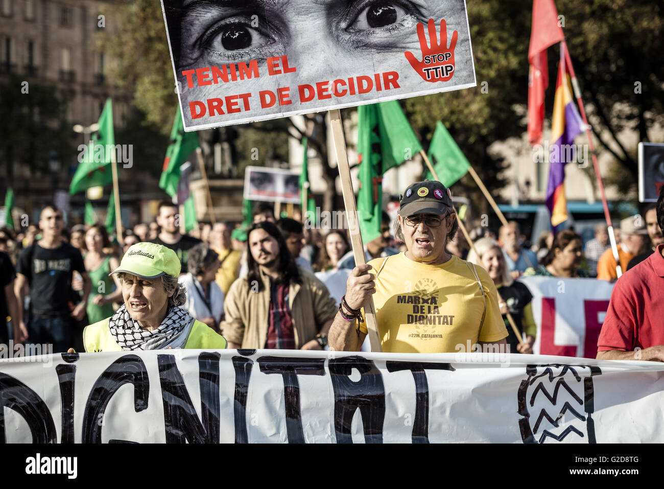 Barcelona, Katalonien, Spanien. 28. Mai 2016. Demonstranten marschieren hinter ihre Fahne hält ein Plakat zu lesen "Wir haben das Recht zu entscheiden - stop Ttip" für ein Leben in würde und gegen die TTIP und CETA Handelsabkommen durch Barcelona protestieren © Matthias Oesterle/ZUMA Draht/Alamy Live News Stockfoto