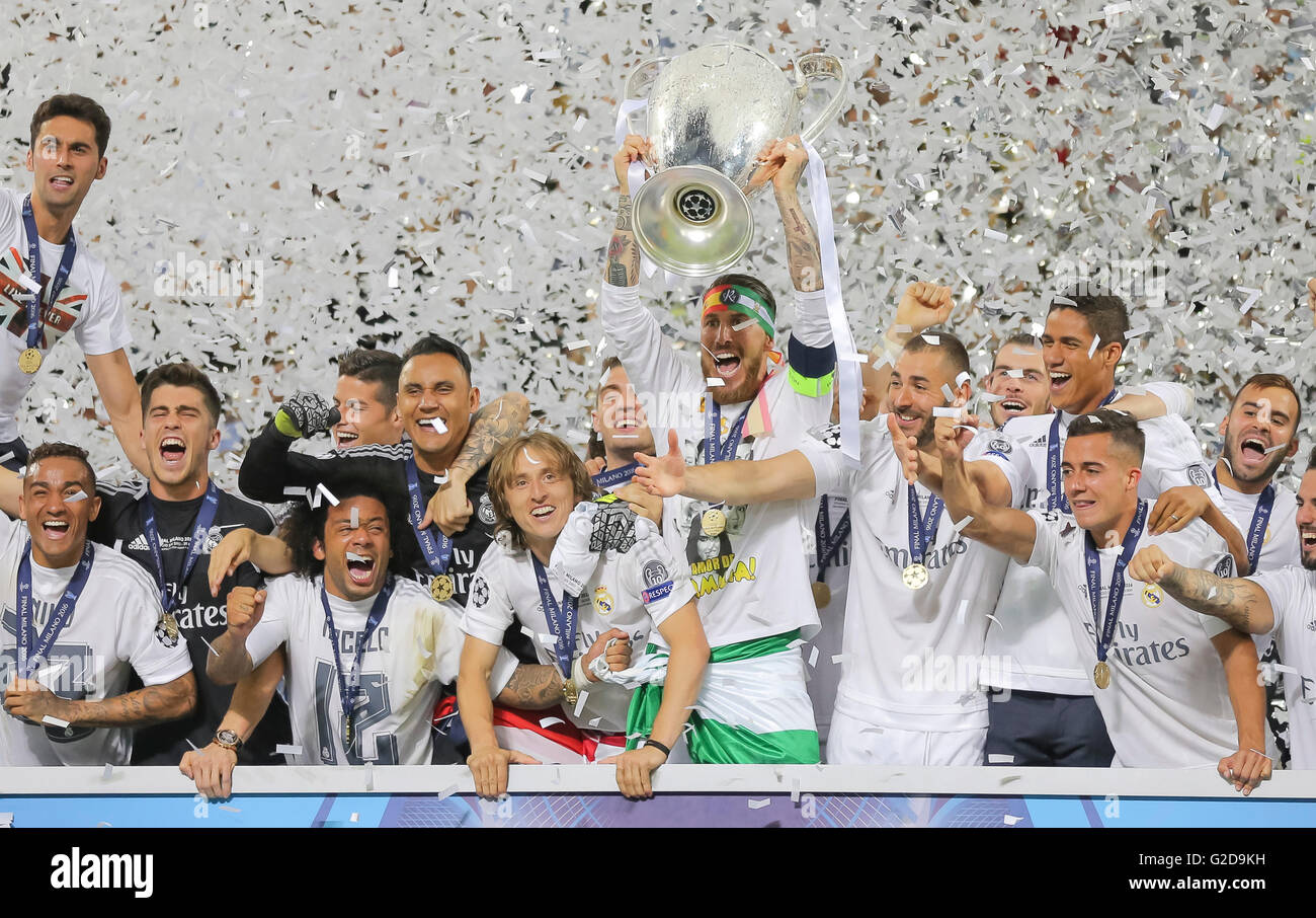 Mailand, Italien. 28. Mai 2016. Sergio RAMOS, Real Madrid 4 Toni KROOS, Real Madrid 8 PEPE, Real Madrid 3 Keylor NAVAS, Real Madrid 1 Cristiano RONALDO, Real Madrid 7 Karim BENZEMA, echte 9 Gareth BALE, Real Madrid 11 Luka MODRIC, Real Madrid 19 Zinedine ZIDANE, Trainer Real Madrid Champions League Trophy Zeremonie, Feier REAL MADRID - ATLETICO MADRID 5-4 a.P.  Fussball UEFA Champions League Finale, Milano, Italien, 28. Mai 2016 CL Saison 2015/2016 Credit: Peter Schatz/Alamy Live-Nachrichten Stockfoto