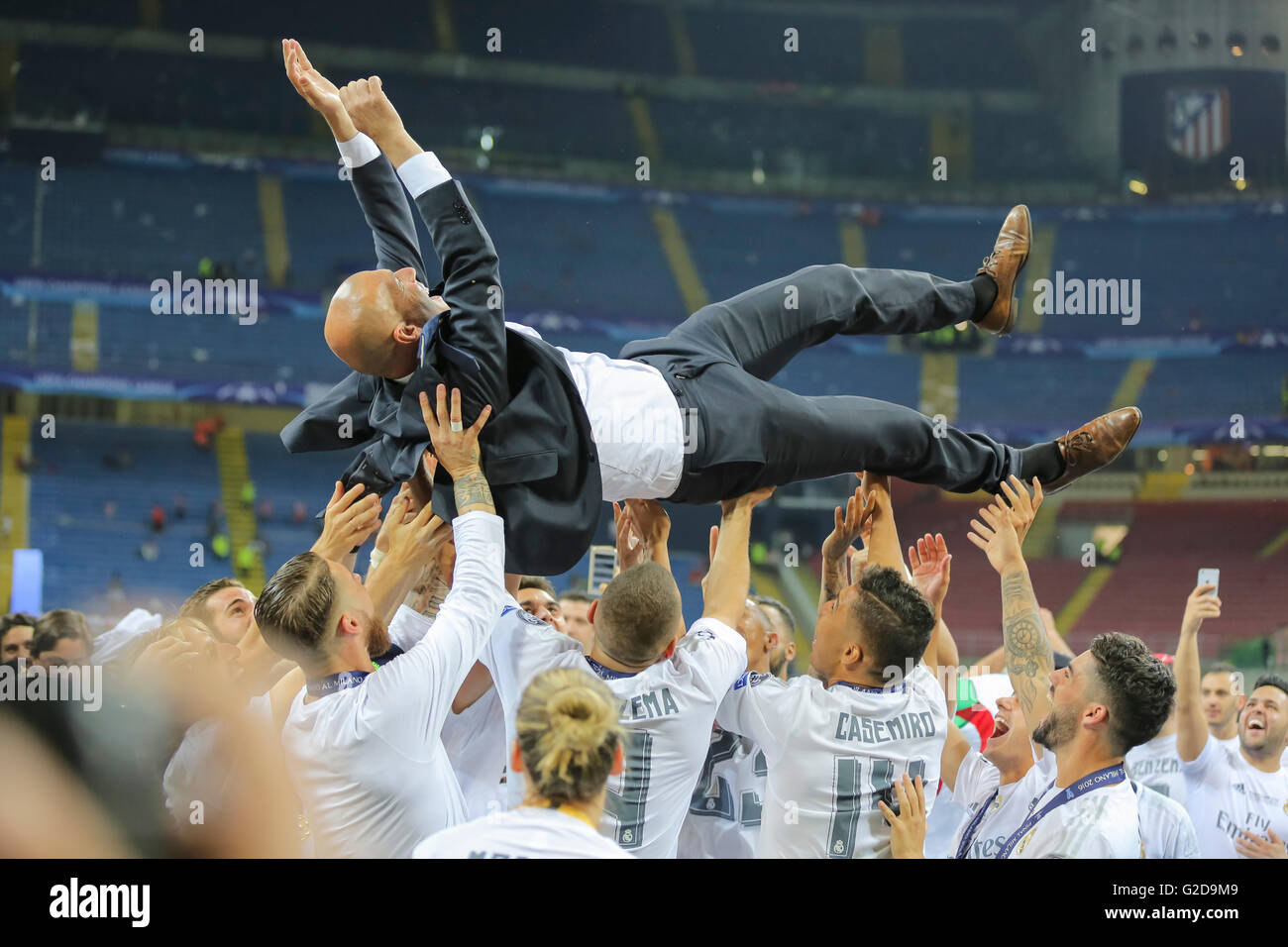 Mailand, Italien. 28. Mai 2016. Zinedine ZIDANE, Real Madrid Trainer sein Team Champions League Trophy Zeremonie, Feier REAL MADRID - ATLETICO MADRID 5-4 a.P. weggeschleudert  Fussball UEFA Champions League Finale, Milano, Italien, 28. Mai 2016 CL Saison 2015/2016 Credit: Peter Schatz / Alamy Live News Stockfoto